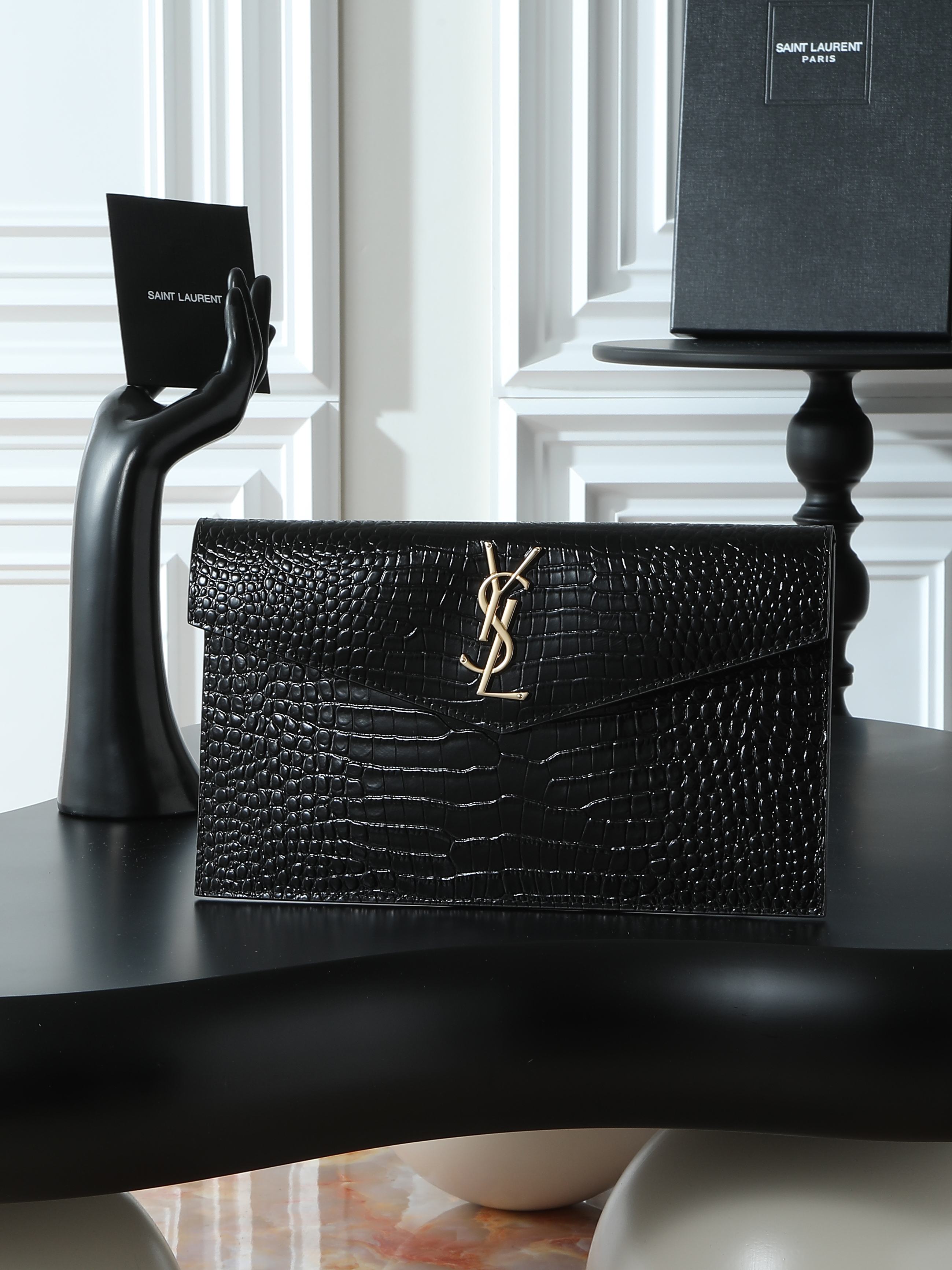 NO:555973,Top original order [Black crocodile pattern gold buckle] with packaging Uptown_New clutch bag The most classic iconic metal logo, Italian imported cowhide, crocodile pattern, simple yet high-end, can be worn with casual style or lady style or suit, just grab it when you go out Model 565739 Size 27×16×2, saint laurent, saint laurent, handbag, business suit, cowhide19860909顶级原单【黑色鳄鱼纹金扣】配包装 Uptown_新品手拿包 最经典的标志性金属logo,意大利进口牛皮,鳄鱼纹,简约又不失高端,搭配休闲风or淑女风或者西装都能hold得住,出门随手一拿就ok啦 型号565739 尺寸27×16×2,圣罗兰,saint laurent,handbag,business suit,cowhide,Bag