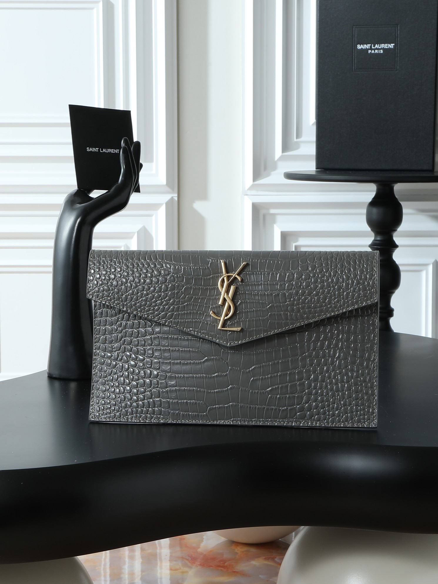 NO:555981,Top original order [gray crocodile pattern gold buckle] with packaging Uptown_new clutch bag The most classic iconic metal logo, Italian imported cowhide, crocodile pattern, simple yet high-end, can be worn with casual style or lady style or suit, just grab it when you go out Model 565739 Size 27×16×2, saint laurent, saint laurent, handbag, business suit, cowhide19860909顶级原单【灰色鳄鱼纹金扣】配包装 Uptown_新品手拿包 最经典的标志性金属logo,意大利进口牛皮,鳄鱼纹,简约又不失高端,搭配休闲风or淑女风或者西装都能hold得住,出门随手一拿就ok啦 型号565739 尺寸27×16×2,圣罗兰,saint laurent,handbag,business suit,cowhide,Bag