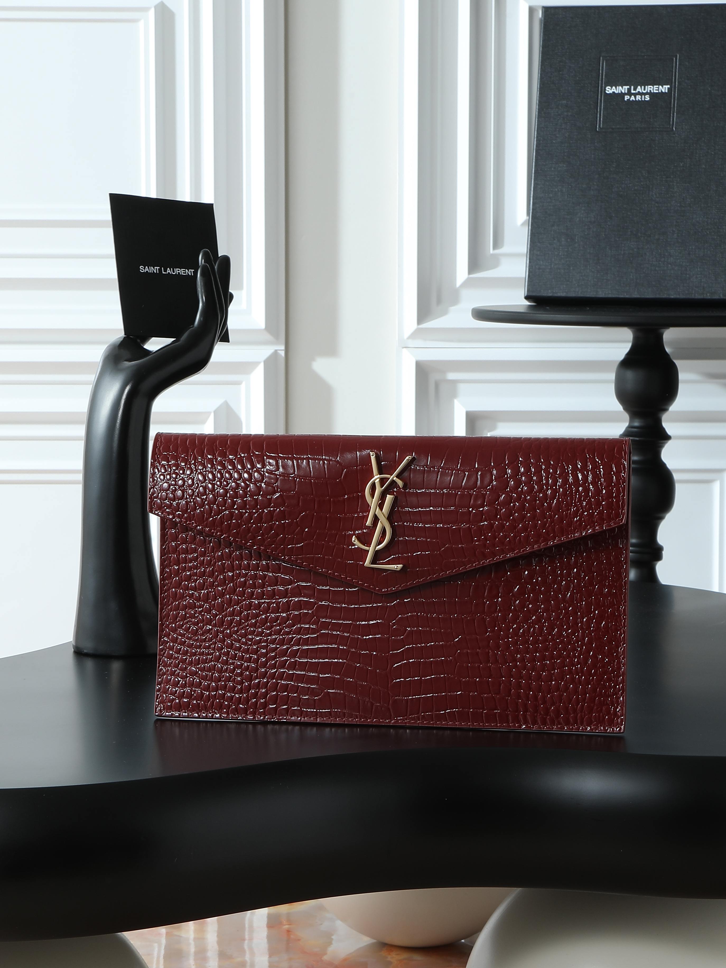 NO:555989,Top original order [burgundy crocodile pattern gold buckle] with packaging Uptown_new clutch bag The most classic iconic metal logo, Italian imported cowhide, crocodile pattern, simple yet high-end, can be worn with casual style or lady style or suit, just grab it when you go out Model 565739 Size 27×16×2, saint laurent, saint laurent, handbag, business suit, cowhide19860909顶级原单【酒红色鳄鱼纹金扣】配包装 Uptown_新品手拿包 最经典的标志性金属logo,意大利进口牛皮,鳄鱼纹,简约又不失高端,搭配休闲风or淑女风或者西装都能hold得住,出门随手一拿就ok啦 型号565739 尺寸27×16×2,圣罗兰,saint laurent,handbag,business suit,cowhide,Bag