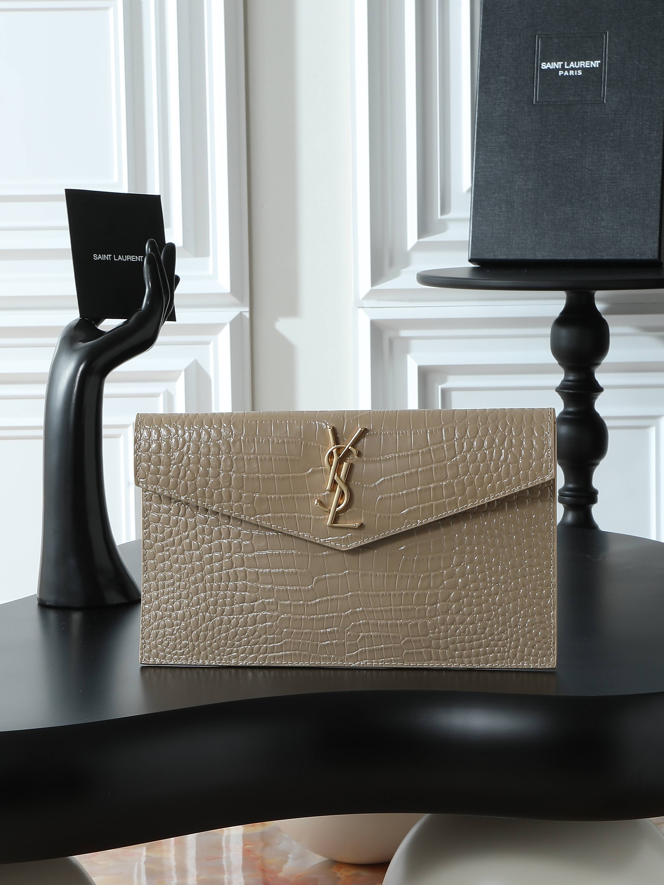 NO:555997,Top original order [Apricot crocodile pattern gold buckle] with packaging Uptown_New clutch bag The most classic iconic metal logo, Italian imported cowhide, crocodile pattern, simple yet high-end, can be worn with casual style or lady style or suit, just grab it when you go out Model 565739 Size 27×16×2, saint laurent, saint laurent, handbag, business suit, cowhide19860909顶级原单【杏色鳄鱼纹金扣】配包装 Uptown_新品手拿包 最经典的标志性金属logo,意大利进口牛皮,鳄鱼纹,简约又不失高端,搭配休闲风or淑女风或者西装都能hold得住,出门随手一拿就ok啦 型号565739 尺寸27×16×2,圣罗兰,saint laurent,handbag,business suit,cowhide,Bag