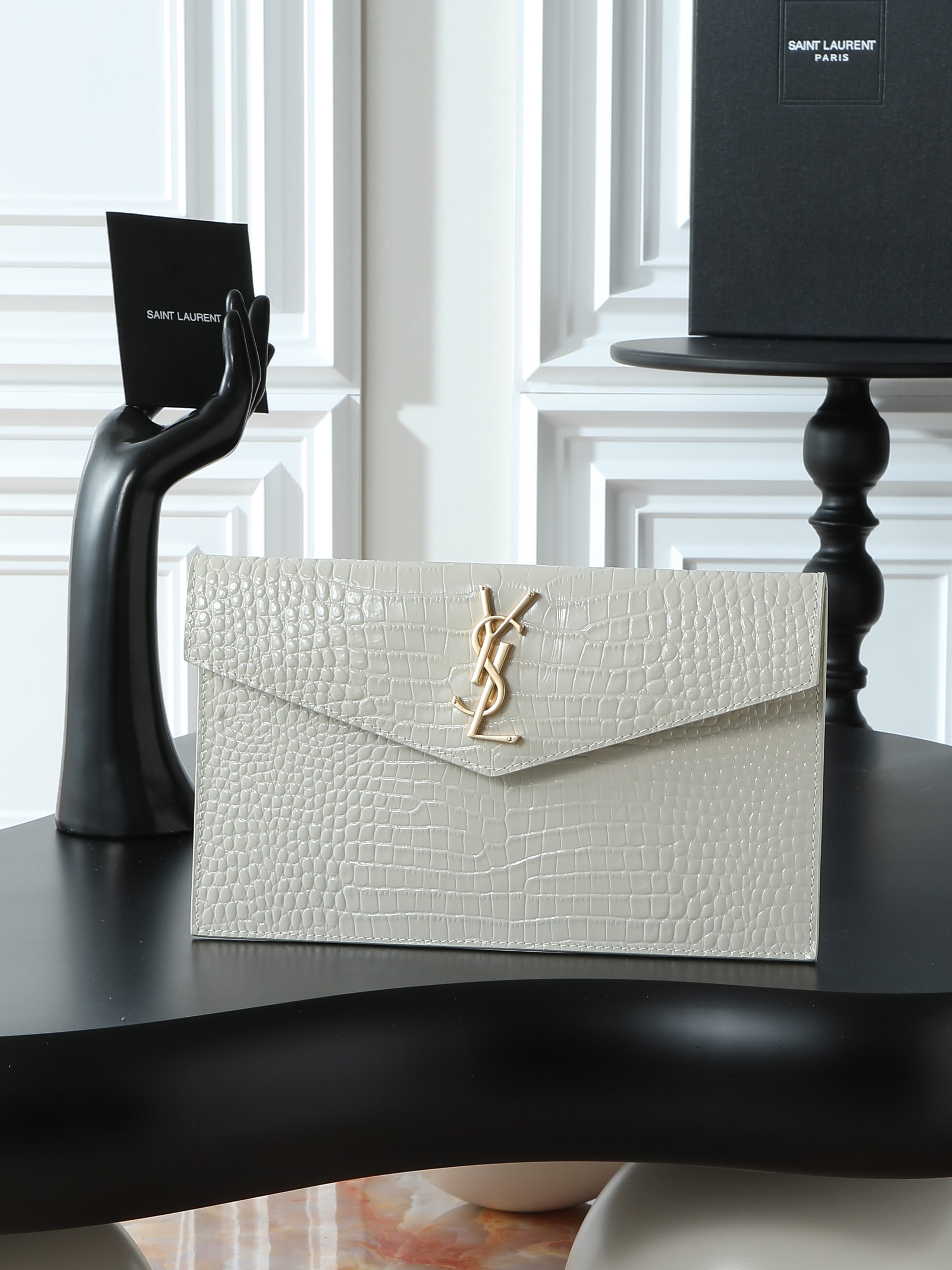 NO:556004,Top original order [off-white crocodile pattern gold buckle] with packaging Uptown_new clutch bag The most classic iconic metal logo, Italian imported cowhide, crocodile pattern, simple yet high-end, can be worn with casual style or lady style or suit, just grab it when you go out. Model 565739-5 size 27×16×2, saint laurent, saint laurent, handbag, suitbusiness, cowhide19860909顶级原单【米白色鳄鱼纹金扣】配包装 Uptown_新品手拿包 最经典的标志性金属logo,意大利进口牛皮,鳄鱼纹,简约又不失高端,搭配休闲风or淑女风或者西装都能hold得住,出门随手一拿就ok啦 型号565739-5 尺寸27×16×2,圣罗兰,saint laurent,handbag,business suit,cowhide,Bag