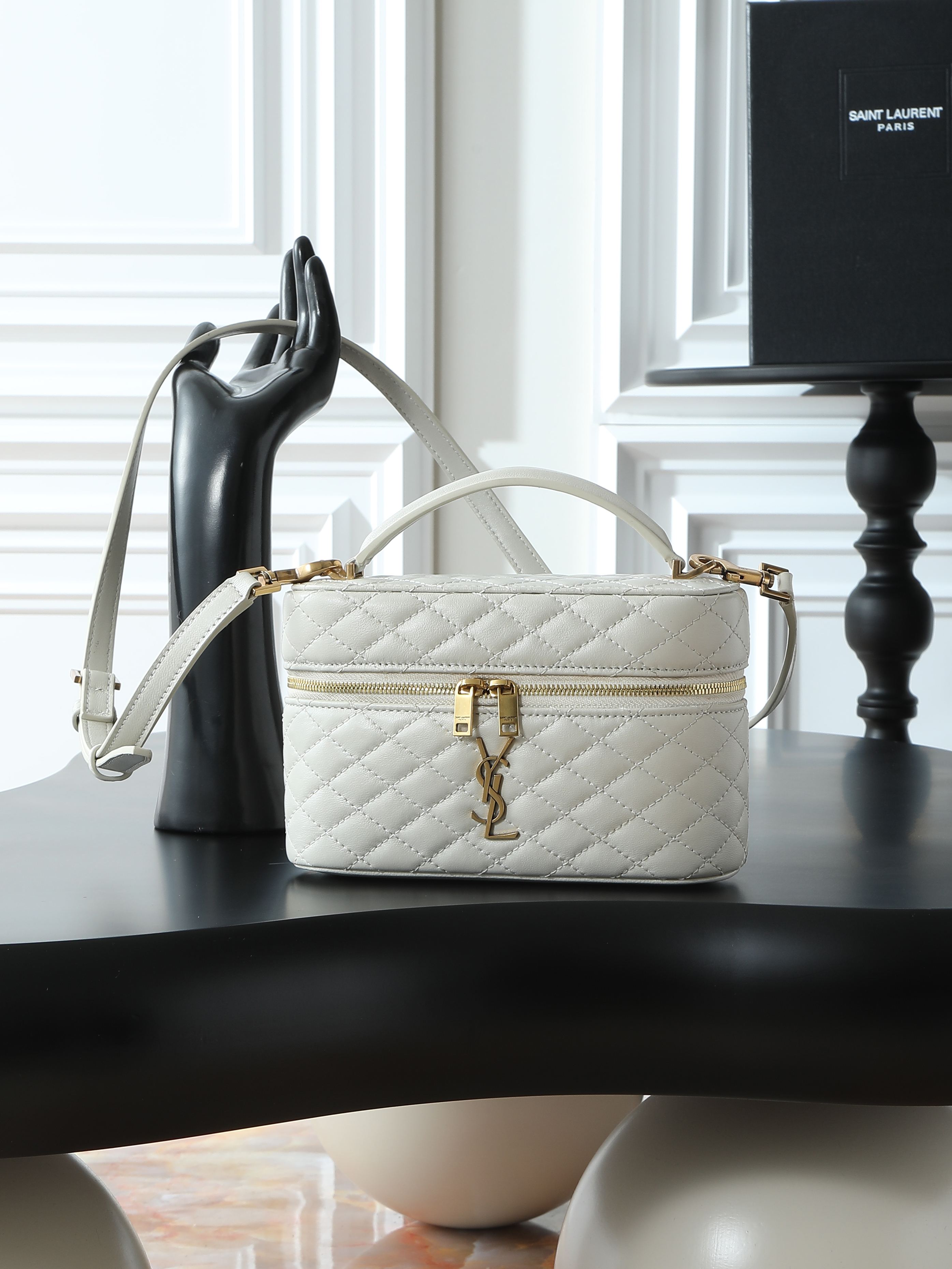 NO:406303,Top original GABY MINI box bag The cute little one that is about to be popular in the new spring and summer season is coming~ Park Chae-young's same makeup bag/box bag, adopts the unique lambskin sewing process, double zipper design is convenient to open and close, the small bag body is large in capacity, can be detached and adjustable shoulder straps, hand crossbody, and can also be made into a dressing bag, exquisite and practical, the latest hit, deserved. Model number 766731 Size 18x11x6.5cm, Saint Laurent, saint laurent, cosmetic bags & cases, sheepskin19860909顶级原单 GABY MINI 盒子包 即将火爆新一季春夏的小可爱来袭～朴彩英同款化妆包/盒子包,采用小羊皮独特衔缝工艺,双拉链设计方便开合,小小包身大大容量,可拆卸调节肩带,手拎斜挎都,还可做梳妆包,精致且实用,最新爆款,实至名归. 款号766731 尺寸18x11x6.5cm,圣罗兰,saint laurent,cosmetic bags & cases,sheepskin,Bag