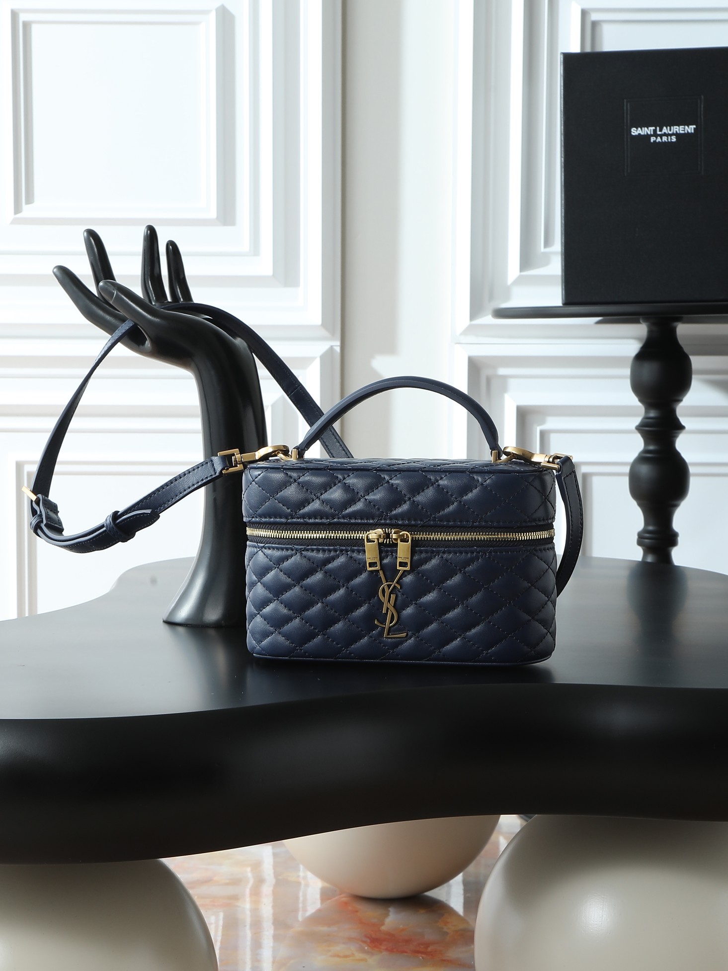 NO:406296,Top original GABY MINI box bag The cute little one that is about to be popular in the new spring and summer season is coming~ Park Chae-young's same makeup bag/box bag, adopts the unique lambskin sewing process, double zipper design is convenient to open and close, the small bag body is large in capacity, can be detached and adjustable shoulder straps, hand crossbody, and can also be made into a dressing bag, exquisite and practical, the latest hit, deserved. Model number 766731 Size 18x11x6.5cm, Saint Laurent, saint laurent, cosmetic bags & cases, sheepskin19860909顶级原单 GABY MINI 盒子包 即将火爆新一季春夏的小可爱来袭～朴彩英同款化妆包/盒子包,采用小羊皮独特衔缝工艺,双拉链设计方便开合,小小包身大大容量,可拆卸调节肩带,手拎斜挎都,还可做梳妆包,精致且实用,最新爆款,实至名归. 款号766731 尺寸18x11x6.5cm,圣罗兰,saint laurent,cosmetic bags & cases,sheepskin,Bag