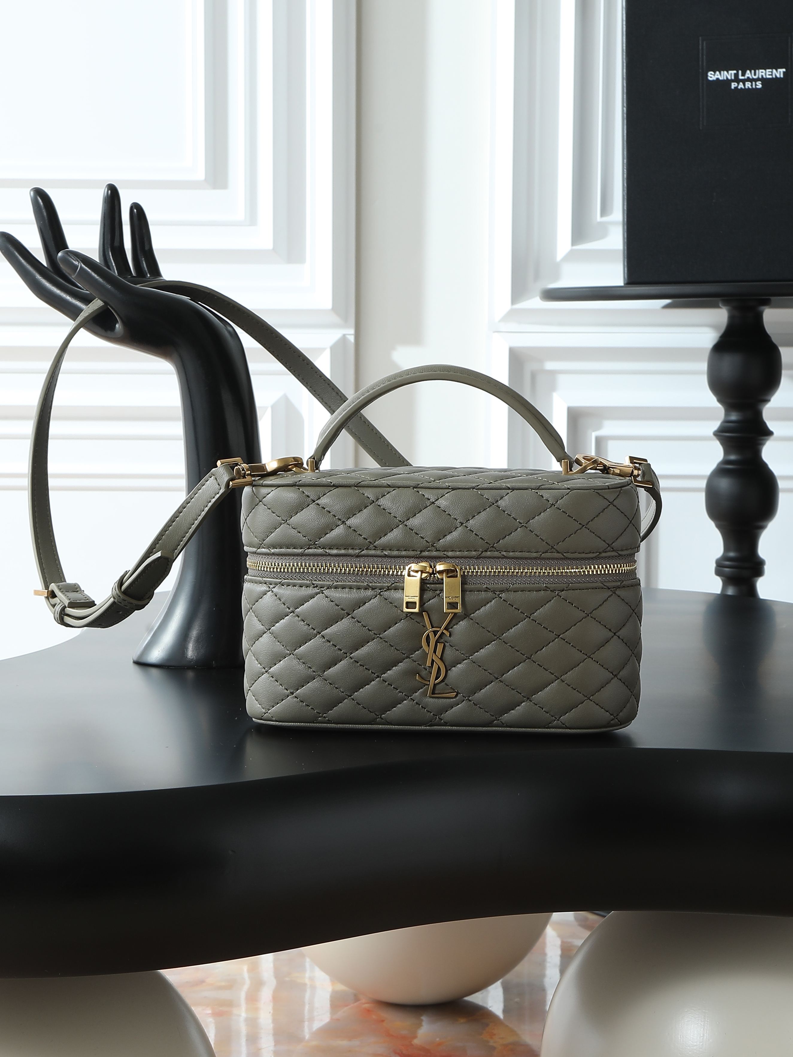 NO:406299,Top original GABY MINI box bag The cute little one is about to be popular in the new spring and summer season~ Park Chae-young's same makeup bag/box bag, adopts the unique lambskin sewing process, double zipper design is convenient to open and close, the small bag body is large in capacity, can be detached and adjustable shoulder straps, hand-held crossbody, and can also be made into a dressing bag, exquisite and practical, the latest hit, deserved. Model number 766731 Size 18x11x6.5cm, Saint Laurent, saint laurent, cosmetic bags & cases, sheepskin19860909顶级原单 GABY MINI 盒子包 即将火爆新一季春夏的小可爱来袭～朴彩英同款化妆包/盒子包,采用小羊皮独特衔缝工艺,双拉链设计方便开合,小小包身大大容量,可拆卸调节肩带,手拎斜挎都,还可做梳妆包,精致且实用,最新爆款,实至名归. 款号766731 尺寸18x11x6.5cm,圣罗兰,saint laurent,cosmetic bags & cases,sheepskin,Bag