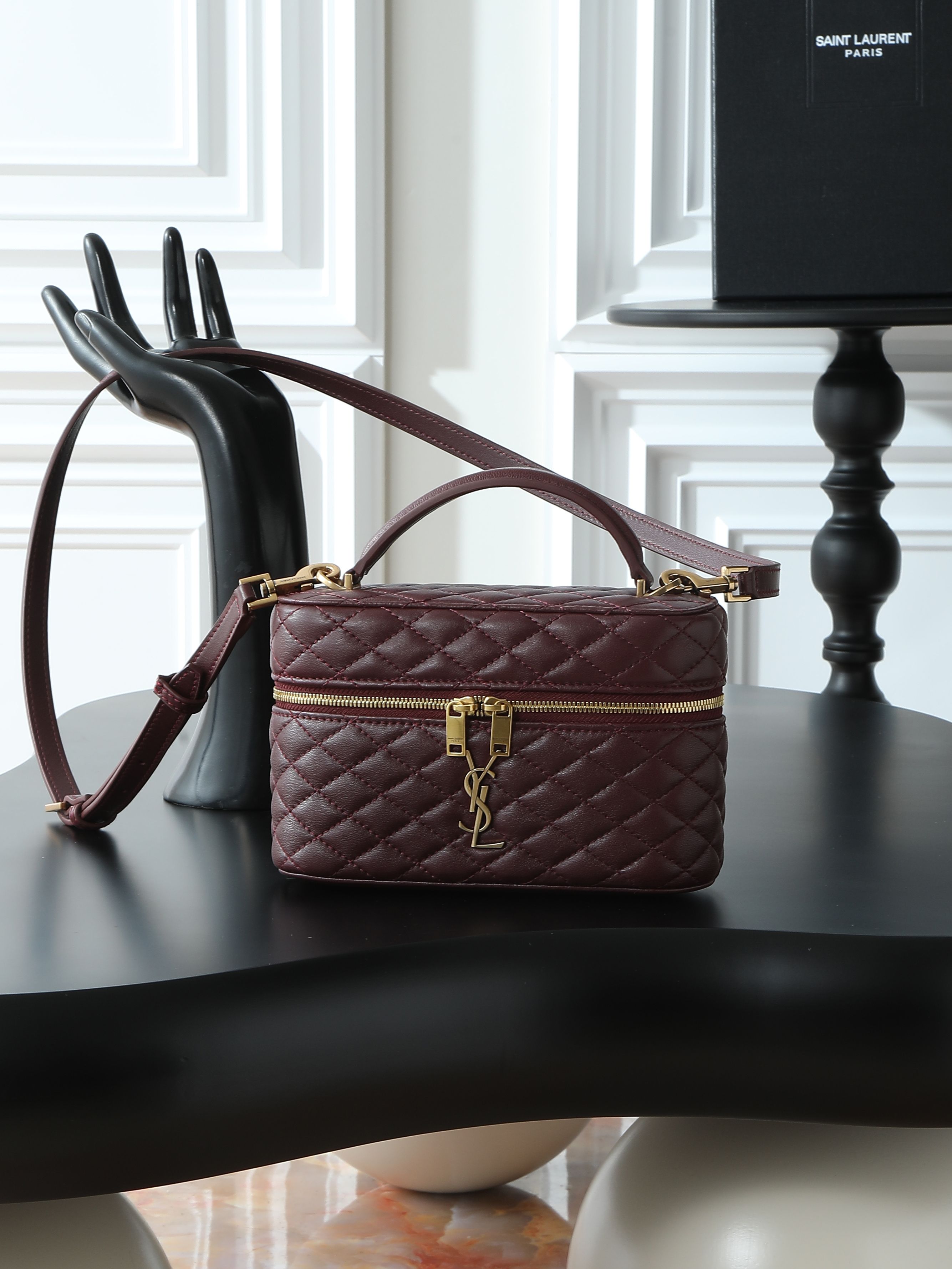 NO:406301,Top original GABY MINI box bag The cute little one is about to be popular in the new spring and summer season~ Park Chae-young's same makeup bag/box bag, adopts the unique lambskin sewing process, double zipper design is convenient to open and close, the small bag body is large in capacity, can be detached and adjustable shoulder straps, hand-held crossbody, and can also be made into a dressing bag, exquisite and practical, the latest hit, deserved. Model number 766731 Size 18x11x6.5cm, Saint Laurent, saint laurent, cosmetic bags & cases, sheepskin19860909顶级原单 GABY MINI 盒子包 即将火爆新一季春夏的小可爱来袭～朴彩英同款化妆包/盒子包,采用小羊皮独特衔缝工艺,双拉链设计方便开合,小小包身大大容量,可拆卸调节肩带,手拎斜挎都,还可做梳妆包,精致且实用,最新爆款,实至名归. 款号766731 尺寸18x11x6.5cm,圣罗兰,saint laurent,cosmetic bags & cases,sheepskin,Bag