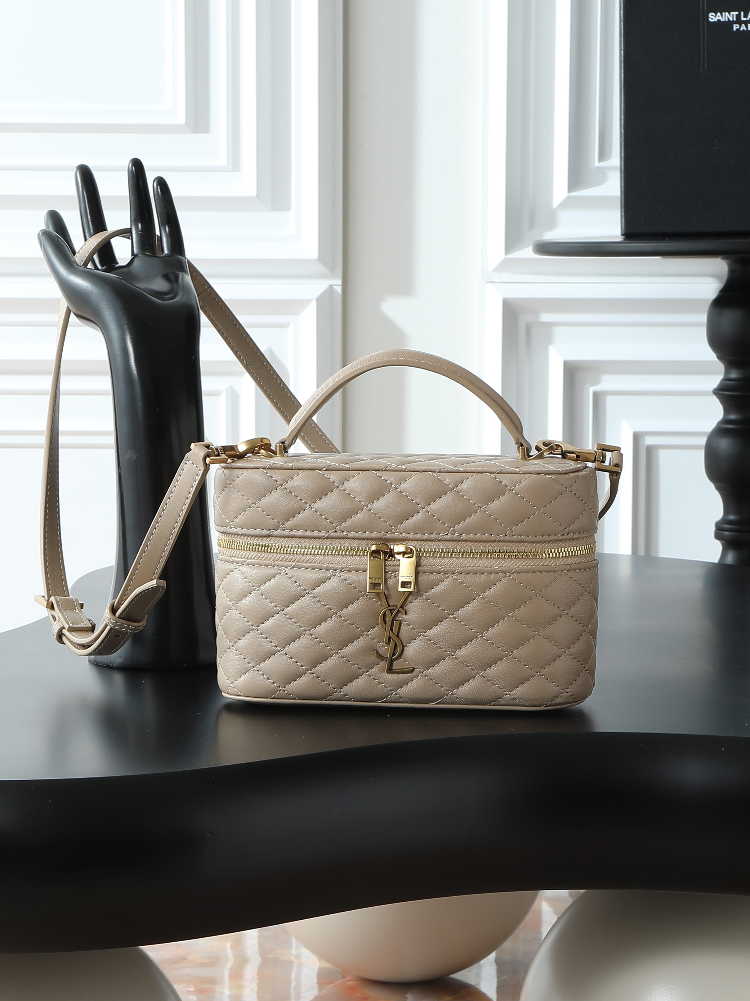 NO:406307,Top original GABY MINI box bag The cute little one that is about to be popular in the new spring and summer season is coming~ Park Chae-young's same makeup bag/box bag, adopts the unique lambskin sewing process, double zipper design is convenient to open and close, the small bag body is large in capacity, can be detached and adjustable shoulder straps, hand crossbody, and can also be made into a dressing bag, exquisite and practical, the latest hit, deserved. Model number 766731 Size 18x11x6.5cm, Saint Laurent, saint laurent, cosmetic bags & cases, sheepskin19860909顶级原单 GABY MINI 盒子包 即将火爆新一季春夏的小可爱来袭～朴彩英同款化妆包/盒子包,采用小羊皮独特衔缝工艺,双拉链设计方便开合,小小包身大大容量,可拆卸调节肩带,手拎斜挎都,还可做梳妆包,精致且实用,最新爆款,实至名归. 款号766731 尺寸18x11x6.5cm,圣罗兰,saint laurent,cosmetic bags & cases,sheepskin,Bag