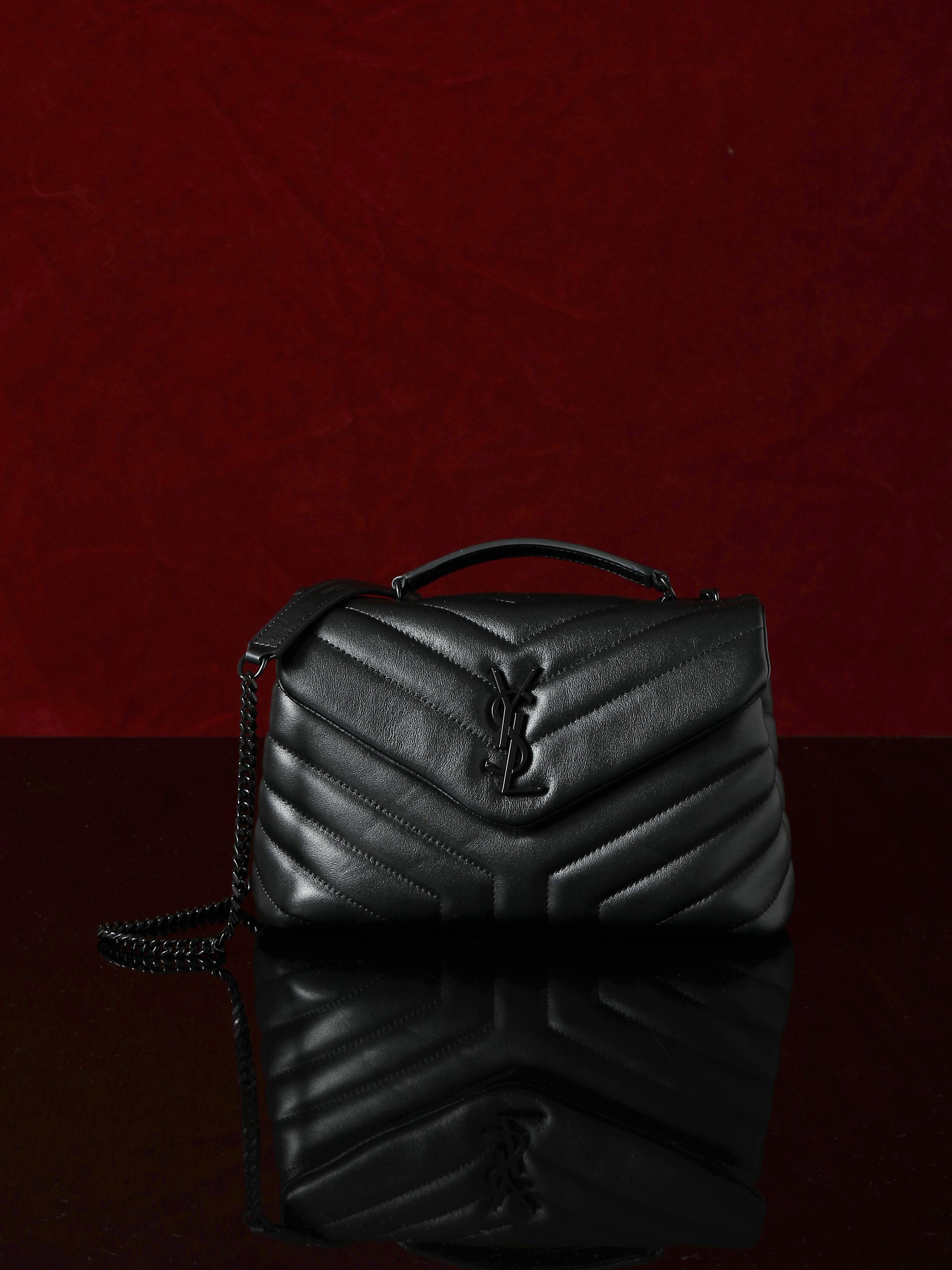 NO:406327,##_25cm [Original leather version] Small trumpet_[with packaging] LouLou Y-shaped shoulder bag is popular all over the world. Our family has developed the original leather version. As expected, the original leather is the original leather, and the authentic soul is immediately available!  I believe you will be amazed by the ones you receive!  The large number is really domineering, and countless celebrity fashion bloggers all have one!  What is a classic?  It's it!  Size 25×17×9cm. Model 494699, Saint Laurent, saint laurent, satchels19860909##_25cm【原厂皮版本】小号_【配包装】 LouLou Y形挎包风靡全球的LouLou包,咱家开发原厂皮版本了,果然原厂皮就是原厂皮,正品的灵魂马上到位！相信收到包包的你会被惊艳到的！大号实在是霸气至极,无数明星网红时尚博主都是人手一只！何为经典？它就是！ 尺寸25×17×9cm. 型号494699,圣罗兰,saint laurent,satchels,Bag