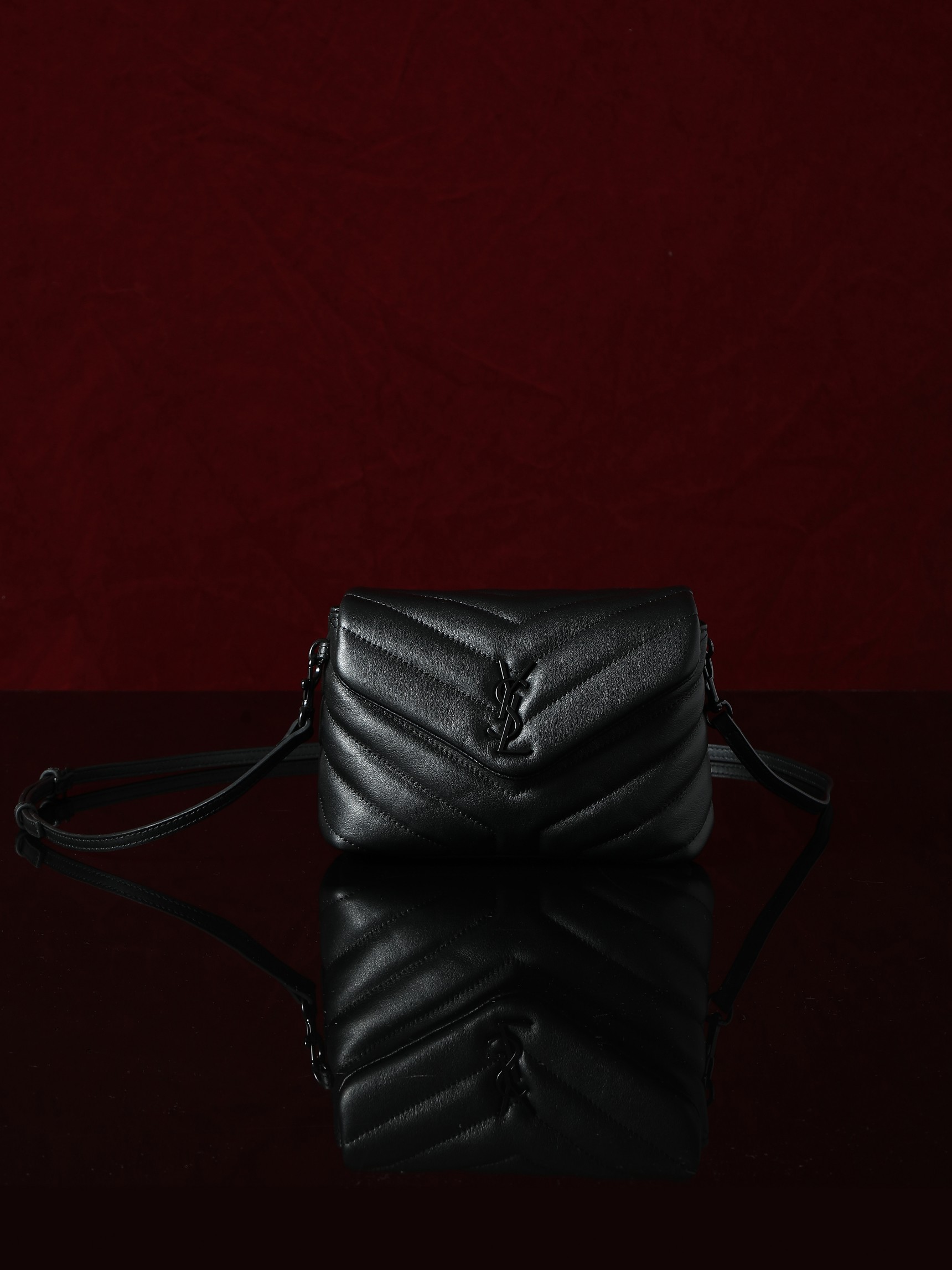 NO:406335,##_20cm [original leather version] mini_[with packaging] LouLou mini crossbody bag original leather version is coming!  The whole bag is made of soft Italian original fetal cowhide, paired with the classic Y family diagonal striped quilting process, has a soft texture front flip bag, and the shoulder straps can be adjusted and detached into a hand-to-wear style, making it easy to achieve multiple uses in one bag!  It is not large in size, but the content is not small. There is a zipper bag, two main compartments, 3 card slots, and a small separation between the middle and the sides to place cash or notes!  Multifunctional!  Extremely capable!  Model 467072 original leather Size 20X14X7, Saint Laurent, saint laurent, satchels, crossbody bags, cowhide19860909##_20cm【原厂皮版本】mini_【配包装】 LouLou迷你号斜挎包原厂皮版本来袭！整包采用柔软的意大利原厂胎牛皮制作,搭配经典的Y家斜条纹绗缝工艺,拥有柔和质地的前翻盖袋,肩带可调节亦可拆成手提款,轻松实现一包多用！体积不大,内容量却不小,包内有一个拉链袋,两个主隔层,3格卡槽,中间及侧边还各有一小分隔可以放置现金或者票据！多功能！特能装！ 型号467072原厂皮 尺寸20X14X7,圣罗兰,saint laurent,satchels,crossbody bags,cowhide,Bag