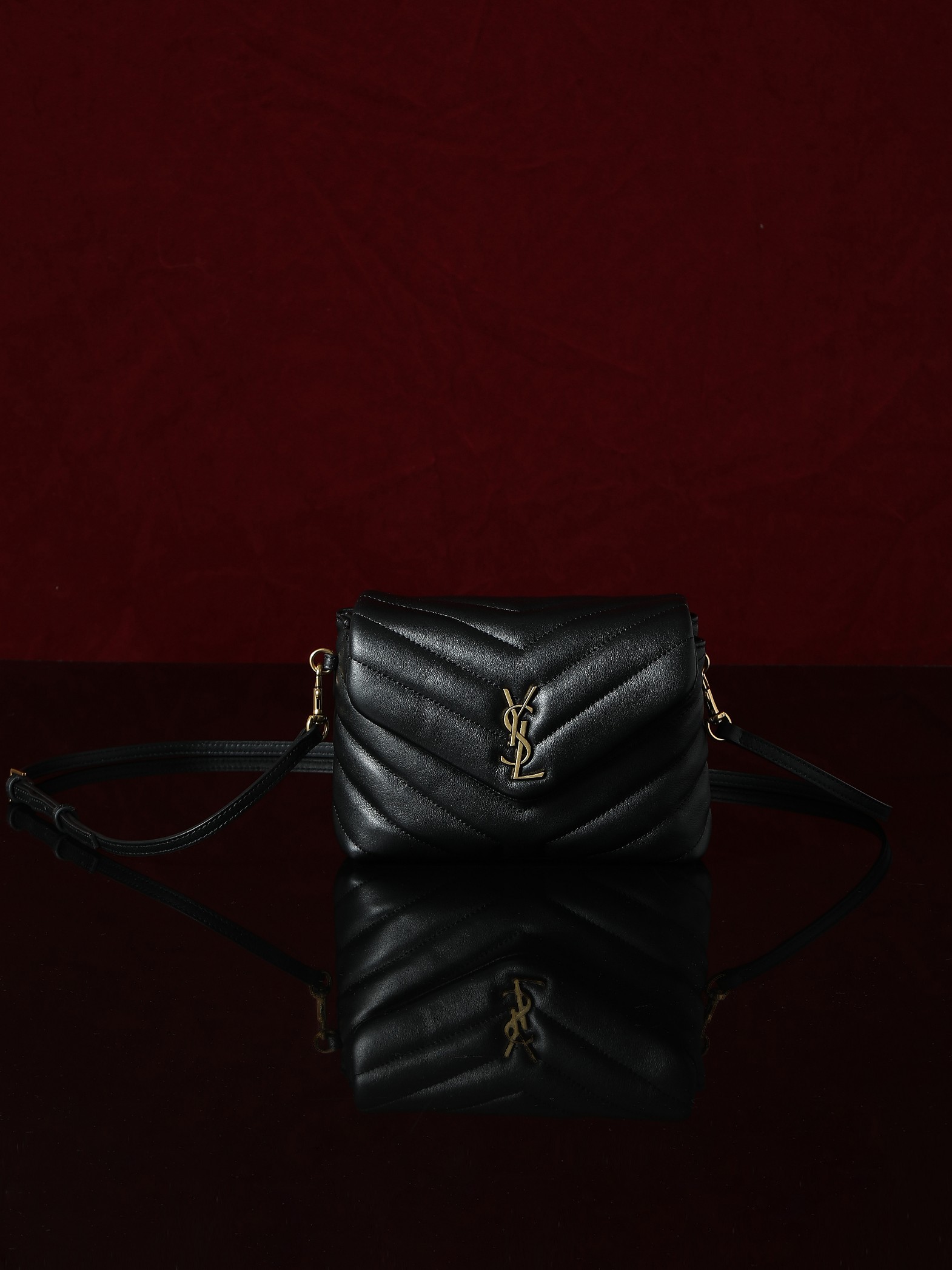 NO:406359,##_20cm [original leather version] mini_[with packaging] LouLou mini crossbody bag original leather version is coming!  The whole bag is made of soft Italian original fetal cowhide, paired with the classic Y family diagonal striped quilting process, has a soft texture front flip bag, and the shoulder straps can be adjusted and detached into a hand-to-wear style, making it easy to achieve multiple uses in one bag!  It is not large in size, but the content is not small. There is a zipper bag, two main compartments, 3 card slots, and a small separation between the middle and the sides to place cash or notes!  Multifunctional!  Extremely capable!  Model 467072 original leather Size 20X14X7, Saint Laurent, saint laurent, satchels, crossbody bags, cowhide19860909##_20cm【原厂皮版本】mini_【配包装】 LouLou迷你号斜挎包原厂皮版本来袭！整包采用柔软的意大利原厂胎牛皮制作,搭配经典的Y家斜条纹绗缝工艺,拥有柔和质地的前翻盖袋,肩带可调节亦可拆成手提款,轻松实现一包多用！体积不大,内容量却不小,包内有一个拉链袋,两个主隔层,3格卡槽,中间及侧边还各有一小分隔可以放置现金或者票据！多功能！特能装！ 型号467072原厂皮 尺寸20X14X7,圣罗兰,saint laurent,satchels,crossbody bags,cowhide,Bag