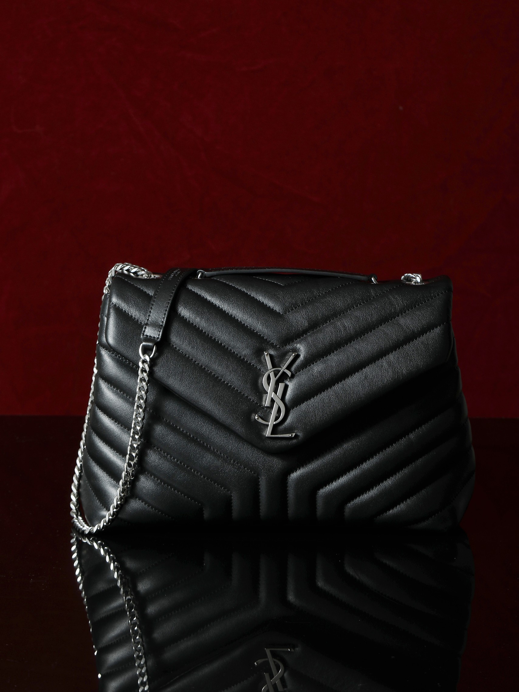 NO:406355,##_32cm [Original leather version] [with packaging] LouLou Y-shaped shoulder bag is the popular LouLou bag worldwide. Our family has developed the original leather version. As expected, the original leather is the original leather, and the authentic soul is immediately available!  I believe you will be amazed by the ones you receive!  The large number is really domineering, and countless celebrity fashion bloggers all have one!  What is a classic?  It's it!  Size 32x22x10cm. Model 459749, Saint Laurent, saint laurent, satchels19860909##_32cm【原厂皮版本】【配包装】 LouLou Y形挎包风靡全球的LouLou包,咱家开发原厂皮版本了,果然原厂皮就是原厂皮,正品的灵魂马上到位！相信收到包包的你会被惊艳到的！大号实在是霸气至极,无数明星网红时尚博主都是人手一只！何为经典？它就是！ 尺寸32x22x10cm. 型号459749,圣罗兰,saint laurent,satchels,Bag