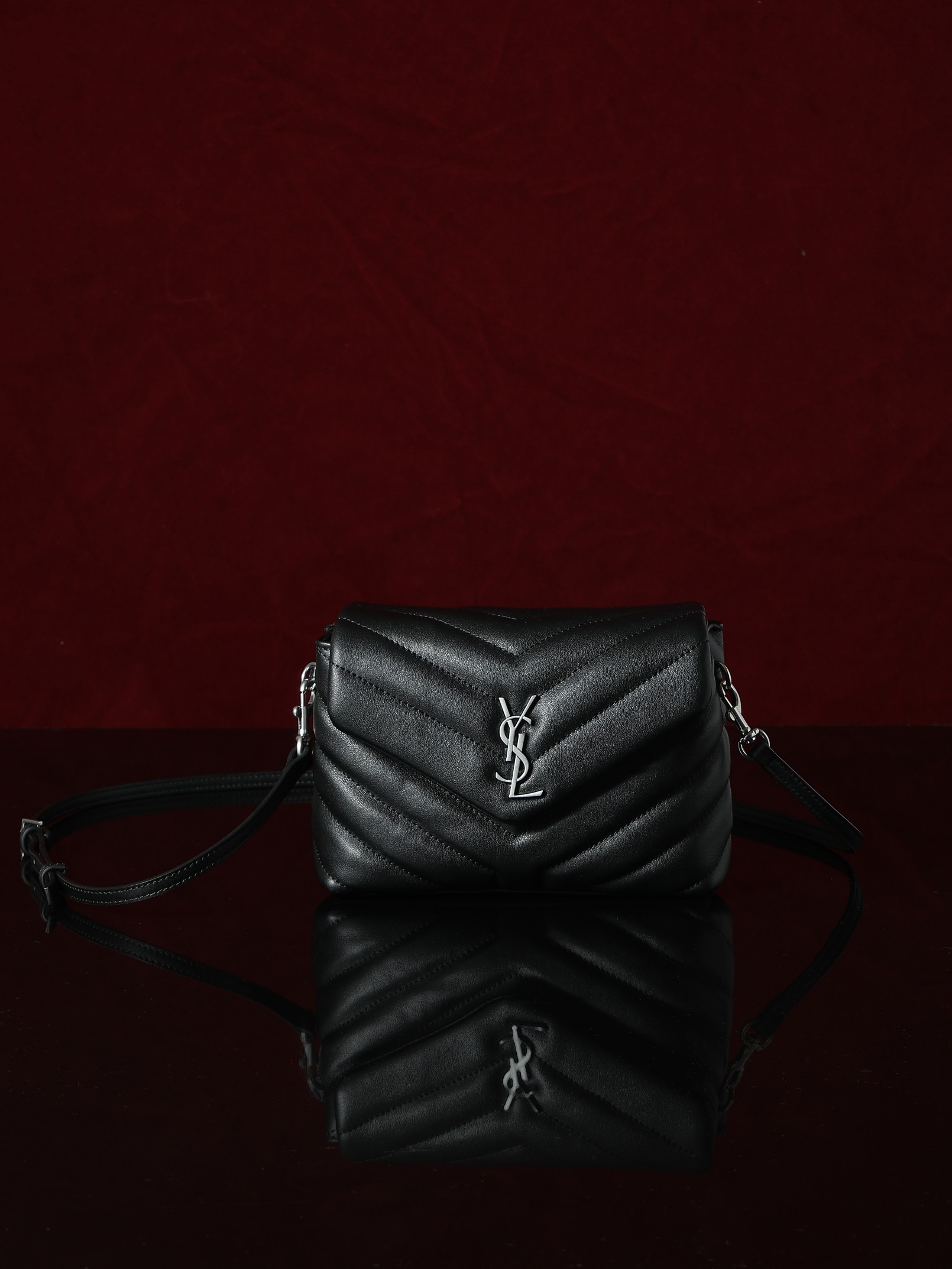 NO:406341,##_20cm [original leather version] mini_[with packaging] LouLou mini crossbody bag original leather version is coming!  The whole bag is made of soft Italian original fetal cowhide, paired with the classic Y family diagonal striped quilting process, has a soft texture front flip bag, and the shoulder straps can be adjusted and detached into a hand-to-wear style, making it easy to achieve multiple uses in one bag!  It is not large in size, but the content is not small. There is a zipper bag, two main compartments, 3 card slots, and a small separation between the middle and the sides to place cash or notes!  Multifunctional!  Extremely capable!  Model 467072 original leather Size 20X14X7, Saint Laurent, saint laurent, satchels, crossbody bags, cowhide19860909##_20cm【原厂皮版本】mini_【配包装】 LouLou迷你号斜挎包原厂皮版本来袭！整包采用柔软的意大利原厂胎牛皮制作,搭配经典的Y家斜条纹绗缝工艺,拥有柔和质地的前翻盖袋,肩带可调节亦可拆成手提款,轻松实现一包多用！体积不大,内容量却不小,包内有一个拉链袋,两个主隔层,3格卡槽,中间及侧边还各有一小分隔可以放置现金或者票据！多功能！特能装！ 型号467072原厂皮 尺寸20X14X7,圣罗兰,saint laurent,satchels,crossbody bags,cowhide,Bag