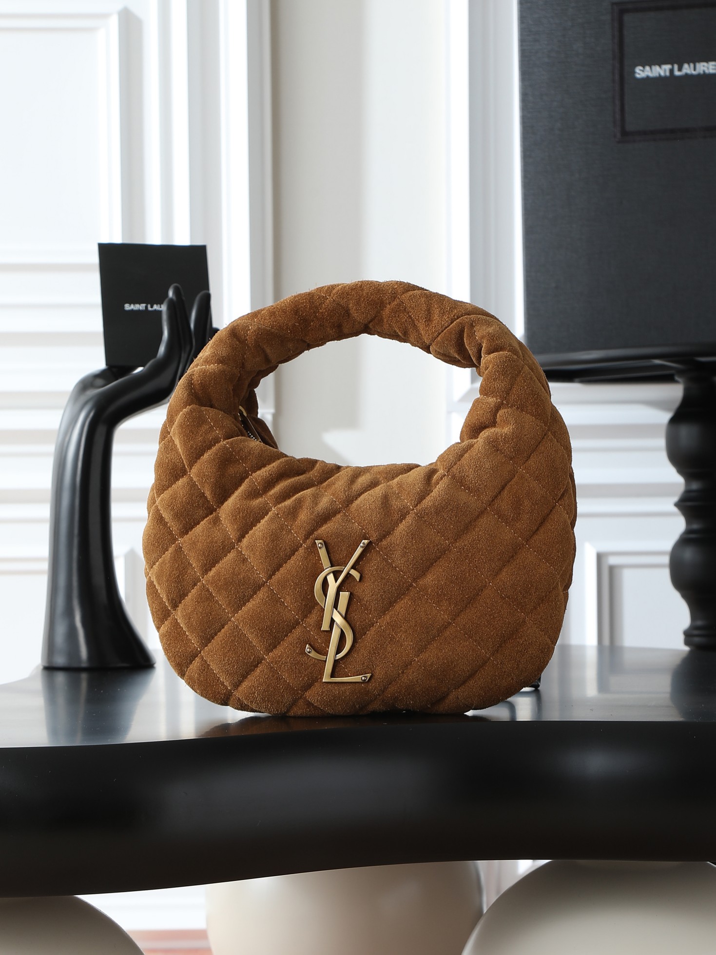 NO:406160,ICARE baby suede handbag original leather, hardware batch, the highly anticipated croissant-shaped bag is available, with the iconic metal logo embellishment, perfectly combining retro and modernity, and is one of the most anticipated It Bags this season. Whether it is daily outings or night parties, this bag can be easily controlled!  Model 851689 Size 17/30cm×18×4cm, Saint Laurent, saint laurent, chamois leather19860909ICARE baby 麂皮手袋 原厂皮,对版五金批 备受瞩目的可颂形状包包闪亮登场,标志性的金属logo点缀其中,完美结合复古与现代感,堪称本季最令人期待的It Bag之一.无论是日常出街还是夜晚派对,这款包都能轻松驾驭！ 型号851689 尺寸17/30cm×18×4cm,圣罗兰,saint laurent,chamois leather,Bag