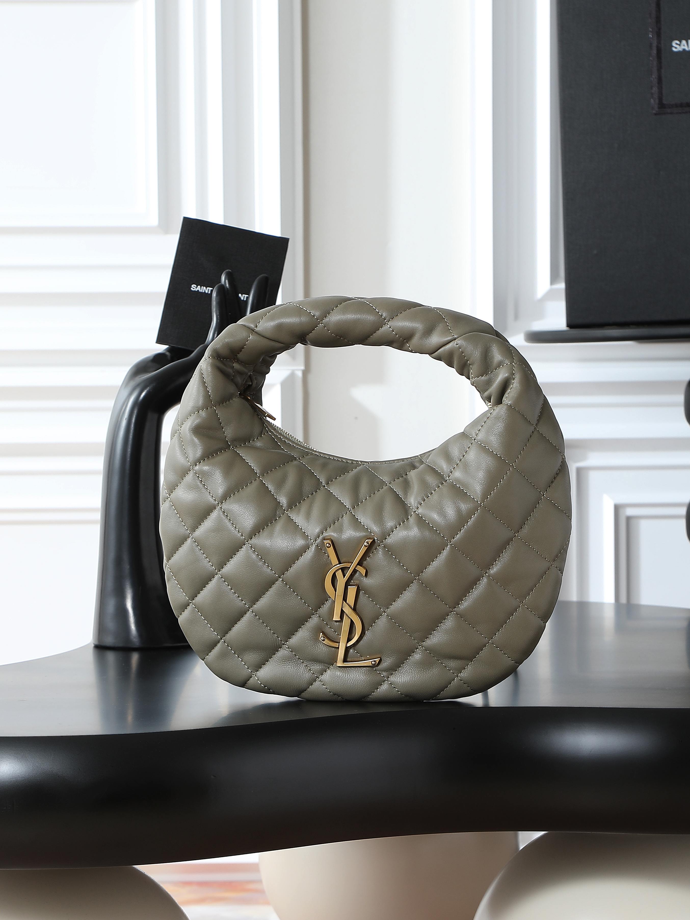 NO:406176,ICARE baby Napa green sheepskin handbag Original leather, hardware batch The highly anticipated croissant-shaped bag is on the stage, with the iconic metal logo embellishment, perfectly combining retro and modernity, and is one of the most anticipated It Bags this season. Whether it is a daily outing or a night party, this bag can be easily controlled!  Model 851689 Size 17/30cm×18×4cm, Saint Laurent, saint laurent, sheepskin19860909ICARE baby纳帕绿色羊皮手袋 原厂皮,对版五金批 备受瞩目的可颂形状包包闪亮登场,标志性的金属logo点缀其中,完美结合复古与现代感,堪称本季最令人期待的It Bag之一.无论是日常出街还是夜晚派对,这款包都能轻松驾驭！ 型号851689 尺寸17/30cm×18×4cm,圣罗兰,saint laurent,sheepskin,Bag