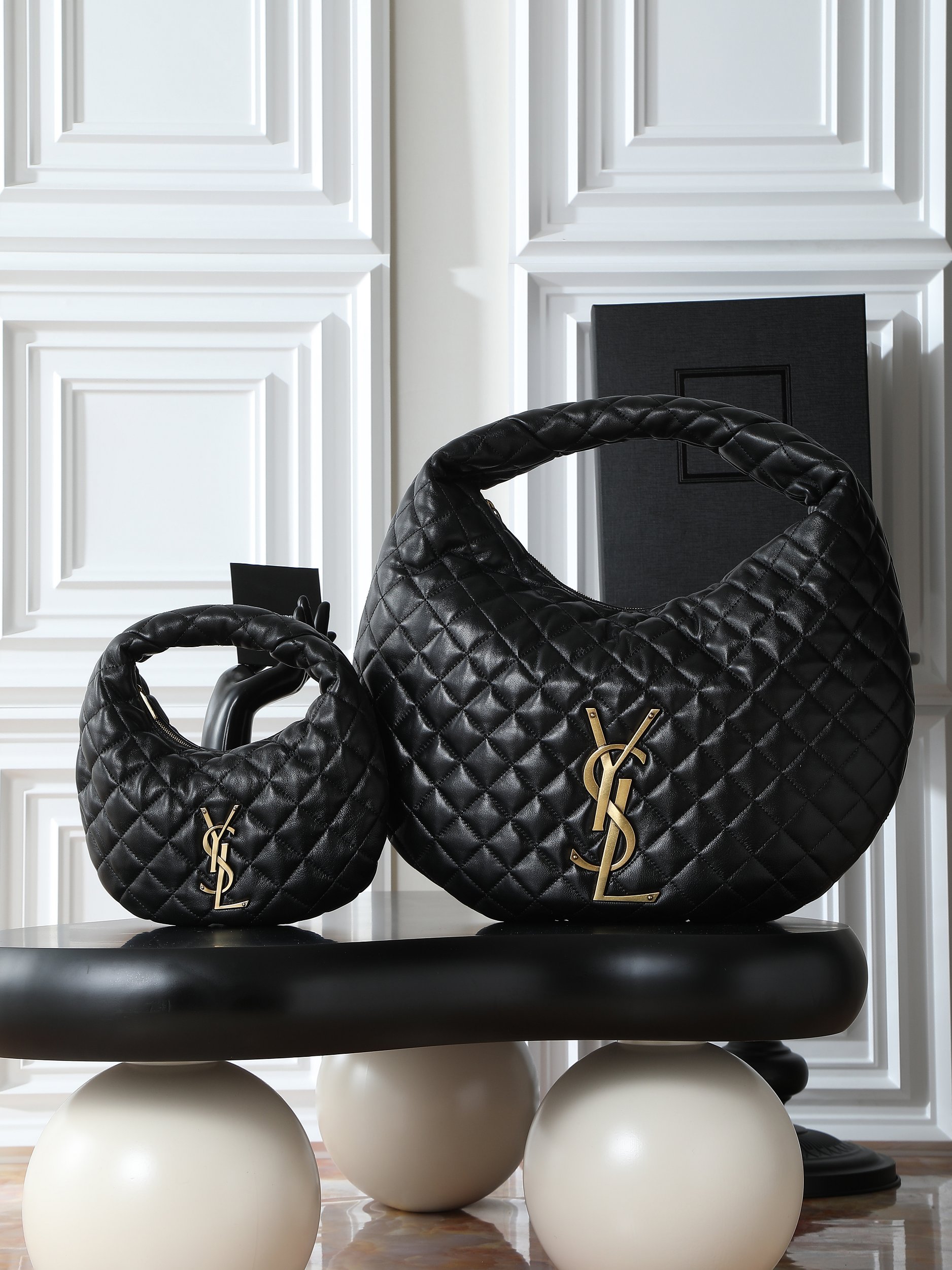 NO:406183,Large ICARE hobo napa sheepskin handbag original leather, price adjustment for the hardware version. The highly anticipated croissant-shaped bag is on the stage. The iconic metal logo embellishes it, perfectly combining retro and modernity, and is one of the most anticipated It Bags this season. The classic ICARE shape and very recognizable curved logo are full of fashion!  Model 698652/858160 Size 42×30×4cm, Saint Laurent, saint laurent, sheepskin19860909大号ICARE hobo纳帕羊皮手袋 原厂皮,对版五金批调价调价 备受瞩目的可颂形状包包闪亮登场,标志性的金属logo点缀其中,完美结合复古与现代感,堪称本季最令人期待的It Bag之一.经典的ICARE造型与十分有辨识度的曲面logo,时尚感十足！ 型号698652/858160 尺寸42×30×4cm,圣罗兰,saint laurent,sheepskin,Bag