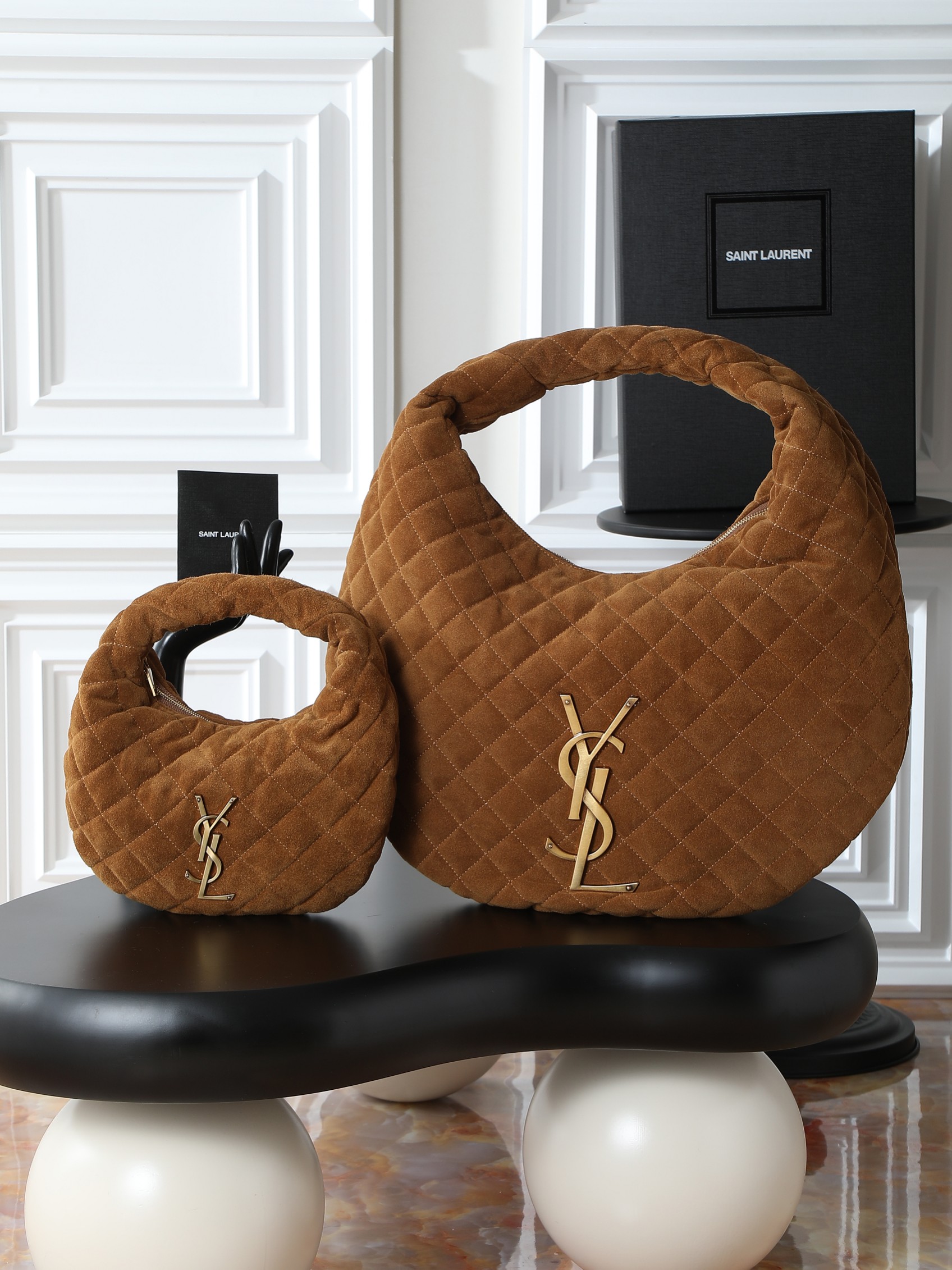 NO:406198,Large ICARE hobo suede handbags, original leather, price adjustment for the hardware version. The highly anticipated croissant-shaped bag is on the stage. The iconic metal logo embellishes it, perfectly combining retro and modernity, and is one of the most anticipated It Bags this season. The classic ICARE shape and very recognizable curved logo are full of fashion!  Model 698652/858160 Size 42×30×4cm, Saint Laurent, saint laurent, chamois leather19860909大号ICARE hobo麂皮手袋 原厂皮,对版五金批调价 备受瞩目的可颂形状包包闪亮登场,标志性的金属logo点缀其中,完美结合复古与现代感,堪称本季最令人期待的It Bag之一.经典的ICARE造型与十分有辨识度的曲面logo,时尚感十足！ 型号698652/858160 尺寸42×30×4cm,圣罗兰,saint laurent,chamois leather,Bag