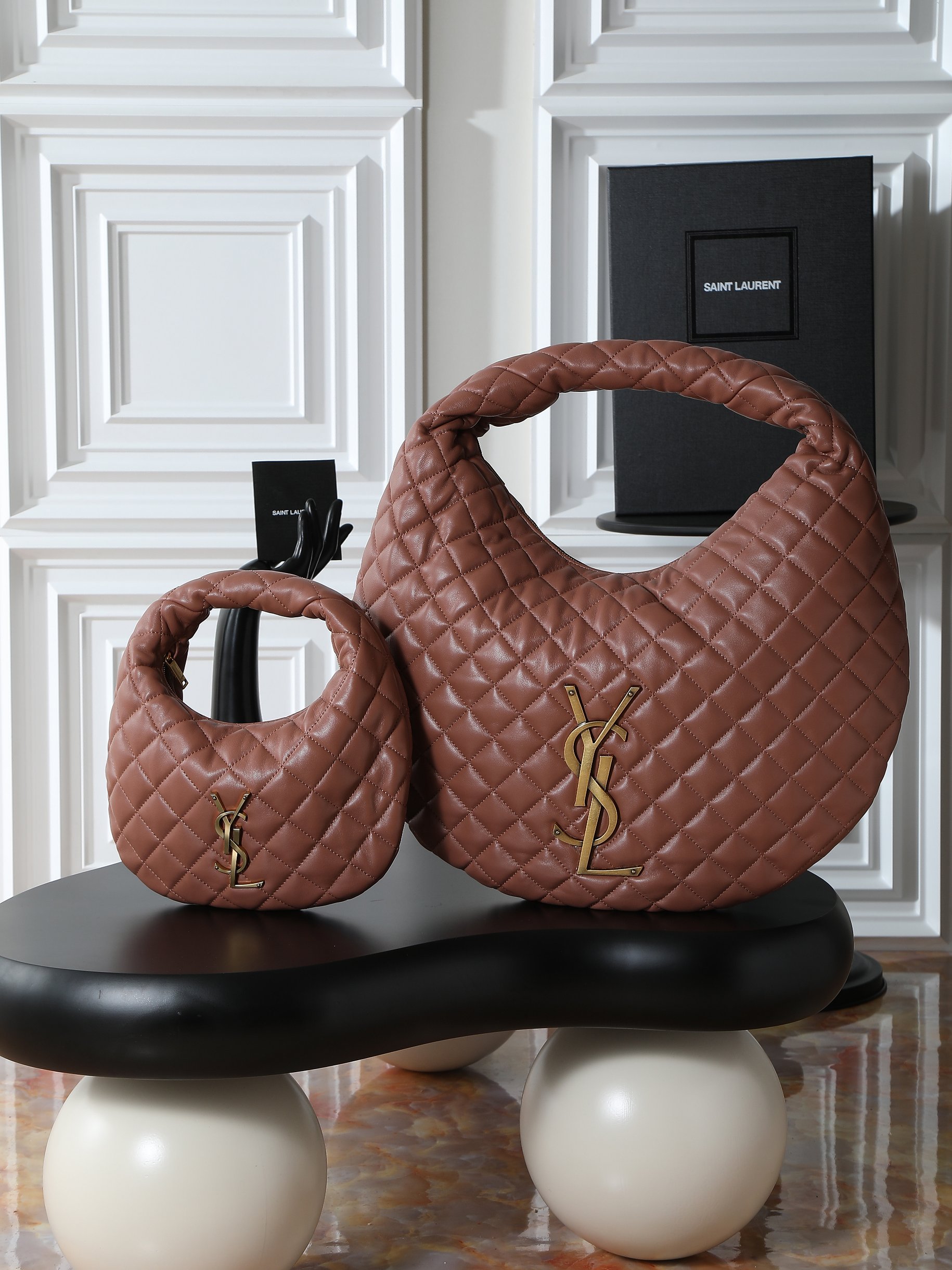 NO:406192,Large ICARE hobo napa sheepskin handbag original leather, price adjustment for the hardware version. The highly anticipated croissant-shaped bag is on the stage. The iconic metal logo embellishes it, perfectly combining retro and modernity, and is one of the most anticipated It Bags this season. The classic ICARE shape and very recognizable curved logo are full of fashion!  Model 698652/858160 Size 42×30×4cm, Saint Laurent, saint laurent, sheepskin19860909大号ICARE hobo纳帕羊皮手袋 原厂皮,对版五金批调价调价 备受瞩目的可颂形状包包闪亮登场,标志性的金属logo点缀其中,完美结合复古与现代感,堪称本季最令人期待的It Bag之一.经典的ICARE造型与十分有辨识度的曲面logo,时尚感十足！ 型号698652/858160 尺寸42×30×4cm,圣罗兰,saint laurent,sheepskin,Bag