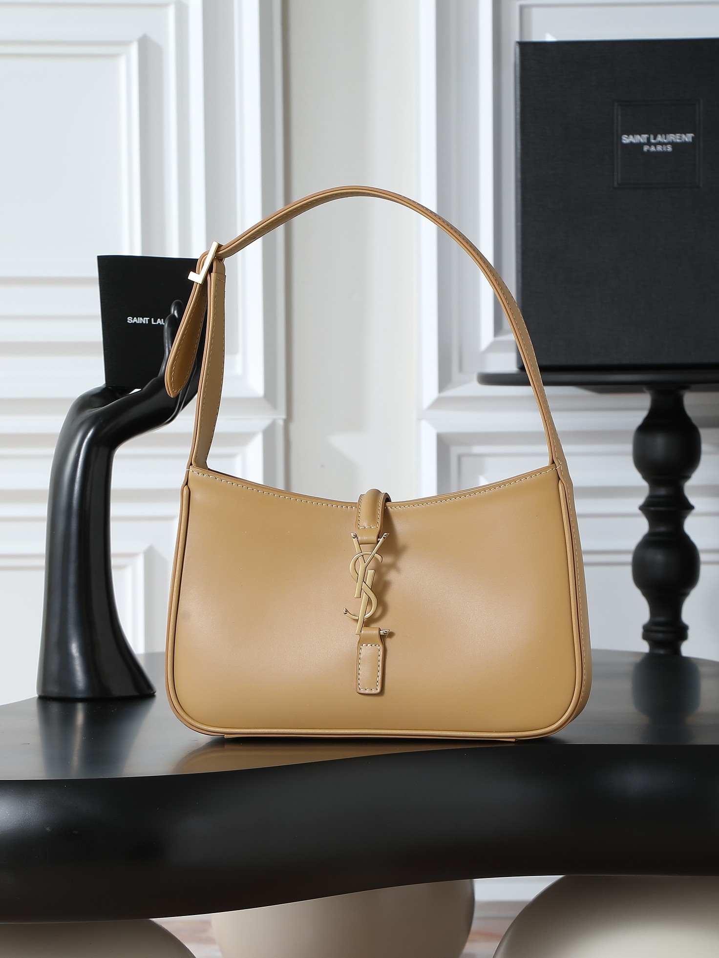 NO:659492,[Packaging] Apricot plain/gold trumpet original leather, exclusive to 5 7 new plain grain, Y family’s armpit bag that has become extremely popular this year. The bag itself has a simple and three-dimensional outline, which looks stiff but not too sharp. Paired with the brand’s iconic plug-in buckle, the overall design gives a unique temperament that is both classic and elegant, yet very fashionable and modern!  Model 657228-1 size 23x16x6.5cm, saint laurent, saint laurent19860909【配包装】杏色平纹/金小号原厂皮、精品专供  5 7新款平纹,Y家今年火到爆炸的腋下包.包包本包身轮廓简洁、立体,看上去硬挺却不会太凌厉.搭配上品牌标志性的插入式包扣,整体给人一种既经典优雅,又很时髦现代的独特气质！ 型号657228-1 尺寸23x16x6.5cm,圣罗兰,saint laurent,Bag