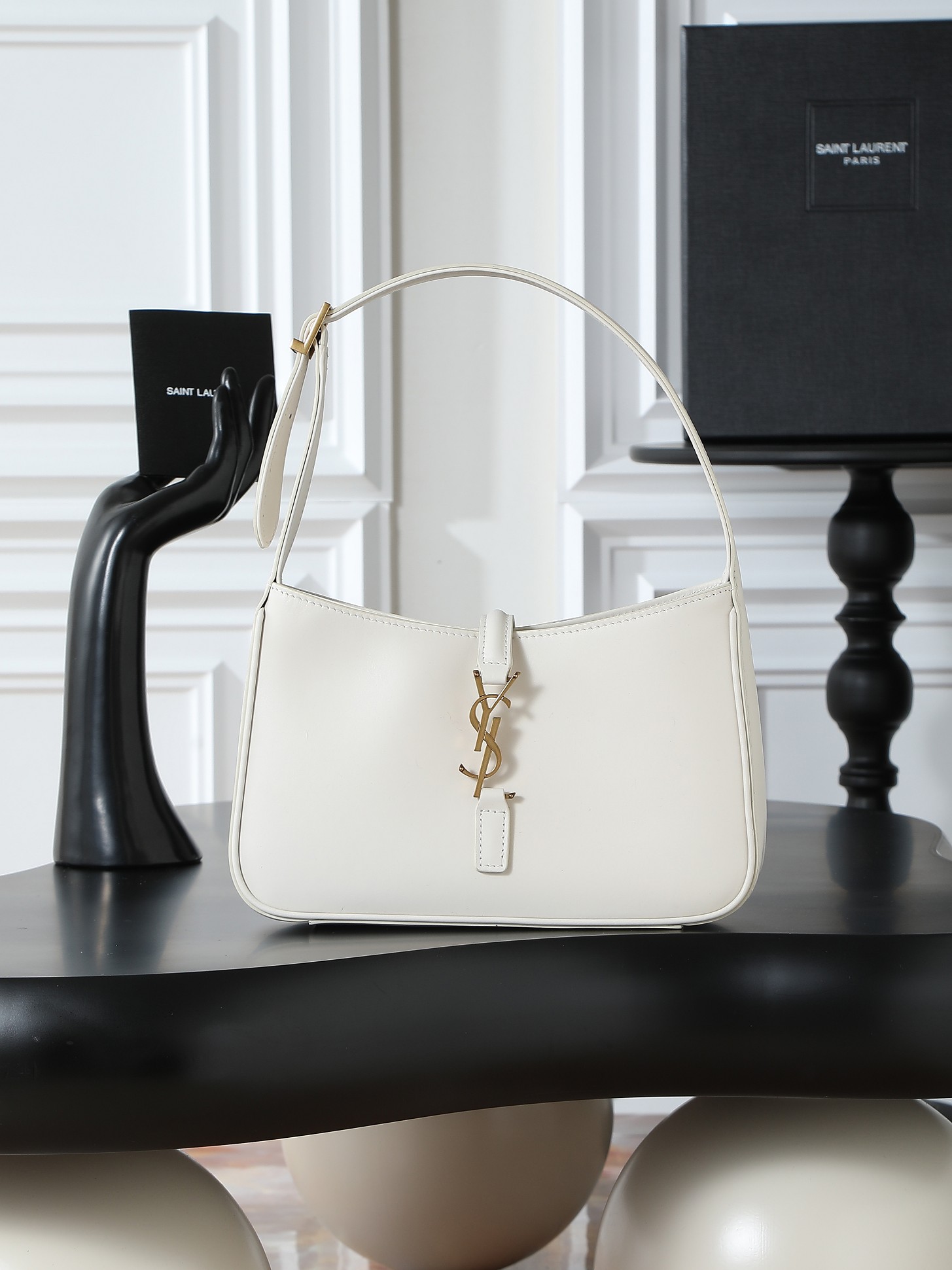 NO:659507,[Packaging] White plain/gold trumpet original leather, exclusive to 5 7 new plain grain, Y family's armpit bag that has become extremely popular this year. The bag has a simple and three-dimensional outline, which looks stiff but not too sharp. Paired with the brand's iconic plug-in buckle, the overall design gives a unique temperament that is both classic and elegant, yet very fashionable and modern!  Model 657228-1 size 23x16x6.5cm, saint laurent, saint laurent19860909【配包装】白色平纹/金小号原厂皮、精品专供  5 7新款平纹,Y家今年火到爆炸的腋下包.包包本包身轮廓简洁、立体,看上去硬挺却不会太凌厉.搭配上品牌标志性的插入式包扣,整体给人一种既经典优雅,又很时髦现代的独特气质！ 型号657228-1 尺寸23x16x6.5cm,圣罗兰,saint laurent,Bag