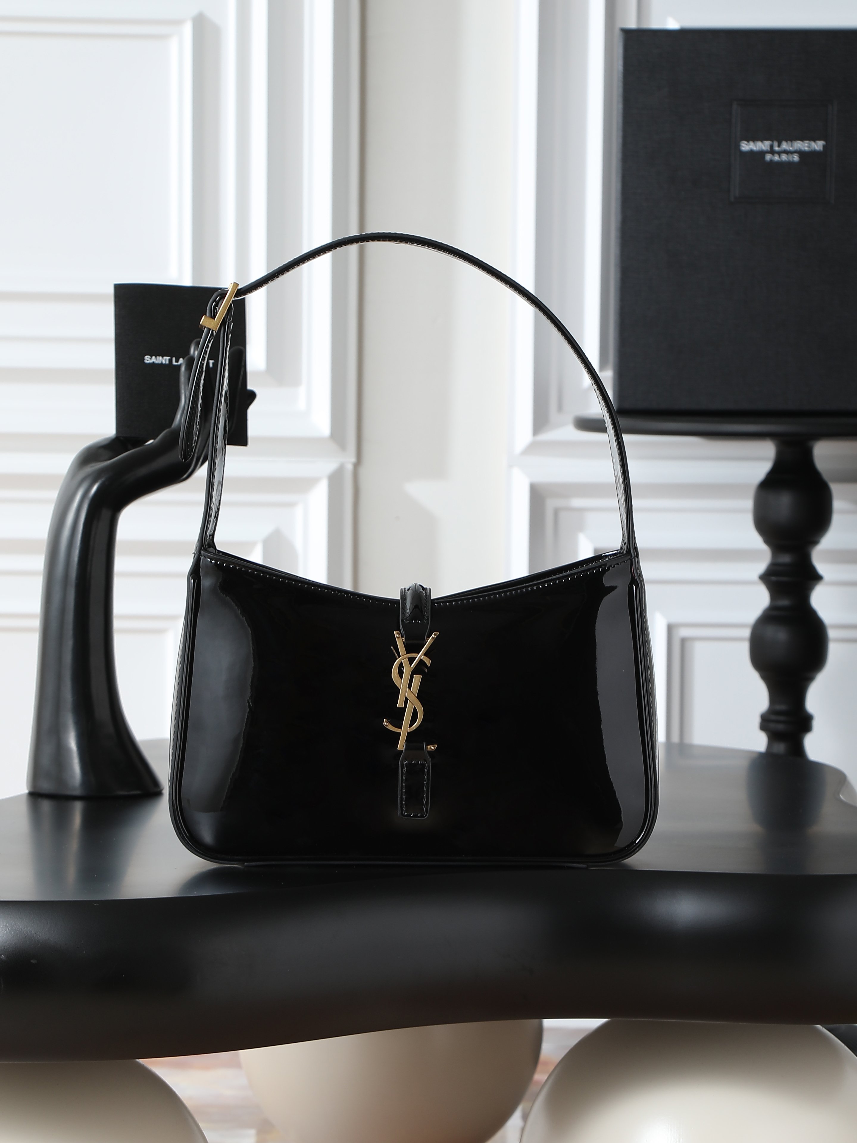 NO:659518,[Packaging] Black patent leather/gold trumpet original leather, exclusive for 5 7 new plain grain, Y family's armpit bag that has become extremely popular this year. The bag has a simple and three-dimensional outline, which looks stiff but not too sharp. Paired with the brand's iconic plug-in buckle, the overall design gives a unique temperament that is both classic and elegant, yet very fashionable and modern!  Model 657228-1 size 23x16x6.5cm, saint laurent, saint laurent19860909【配包装】黑色漆皮/金小号原厂皮、精品专供  5 7新款平纹,Y家今年火到爆炸的腋下包.包包本包身轮廓简洁、立体,看上去硬挺却不会太凌厉.搭配上品牌标志性的插入式包扣,整体给人一种既经典优雅,又很时髦现代的独特气质！ 型号657228-1 尺寸23x16x6.5cm,圣罗兰,saint laurent,Bag