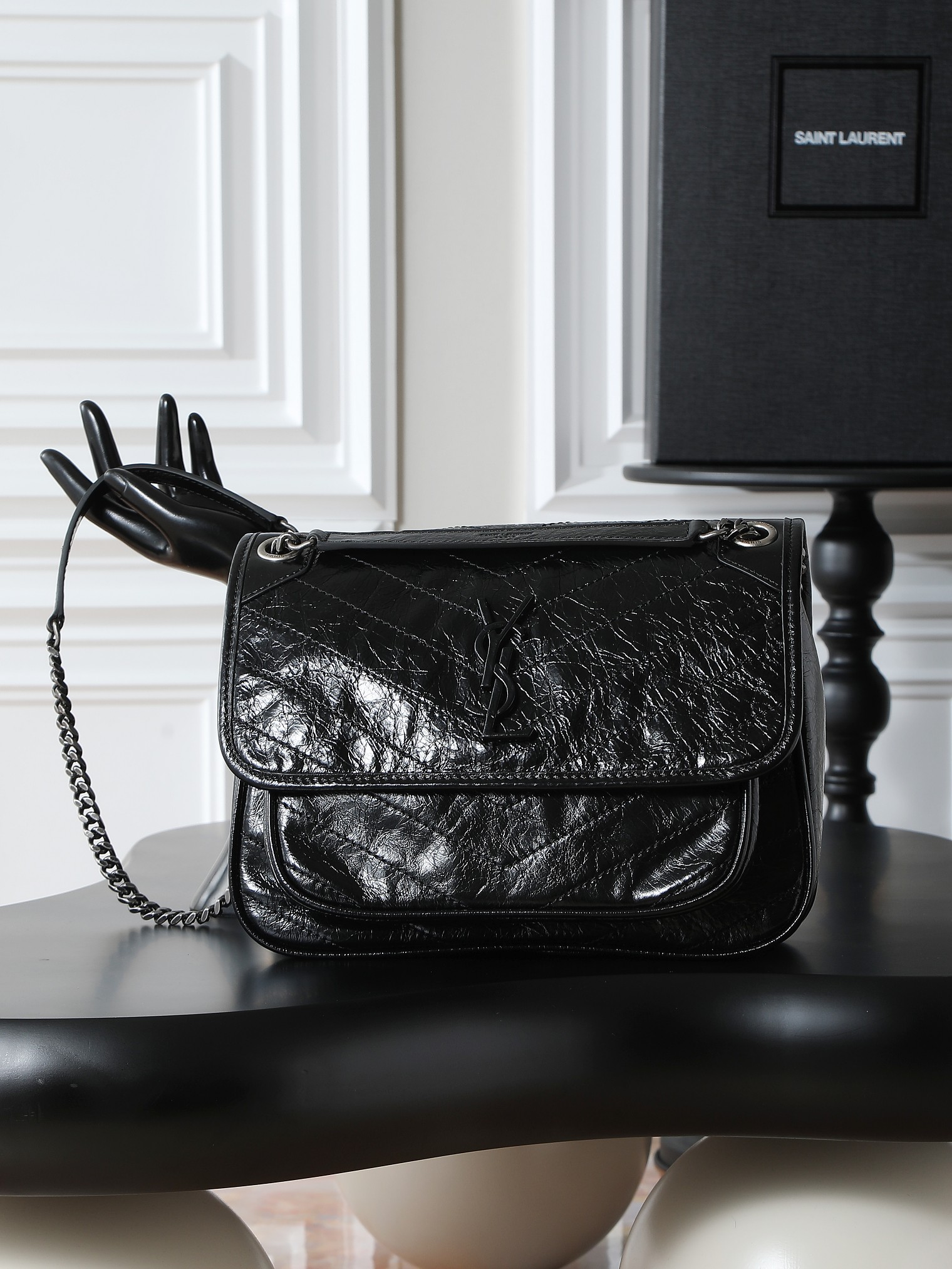 NO:406155,Black silver buckle oil wax leather 28cm Niki counter synchronizes new version!  The revised niki is more practical. On the original basis, a D button is added on both sides, which is another process!  The new version has stronger load-bearing capacity!  Come and flirt!  The medium size also adds an additional inner bag, which makes the practical performance stronger!  Model 633158 Size 28x20.5x8.5cm, Saint Laurent, saint laurent19860909黑色银扣油蜡皮·28cm Niki专柜同步新版本！改版后的niki更更更实用了,在原来的基础上两边各加了一个D扣,这又是多了一道工序呀！新版本承重能力更强大！来撩！中号还增加多一个内袋,实用性能更强！ 型号633158 尺寸28x20.5x8.5cm,圣罗兰,saint laurent,Bag