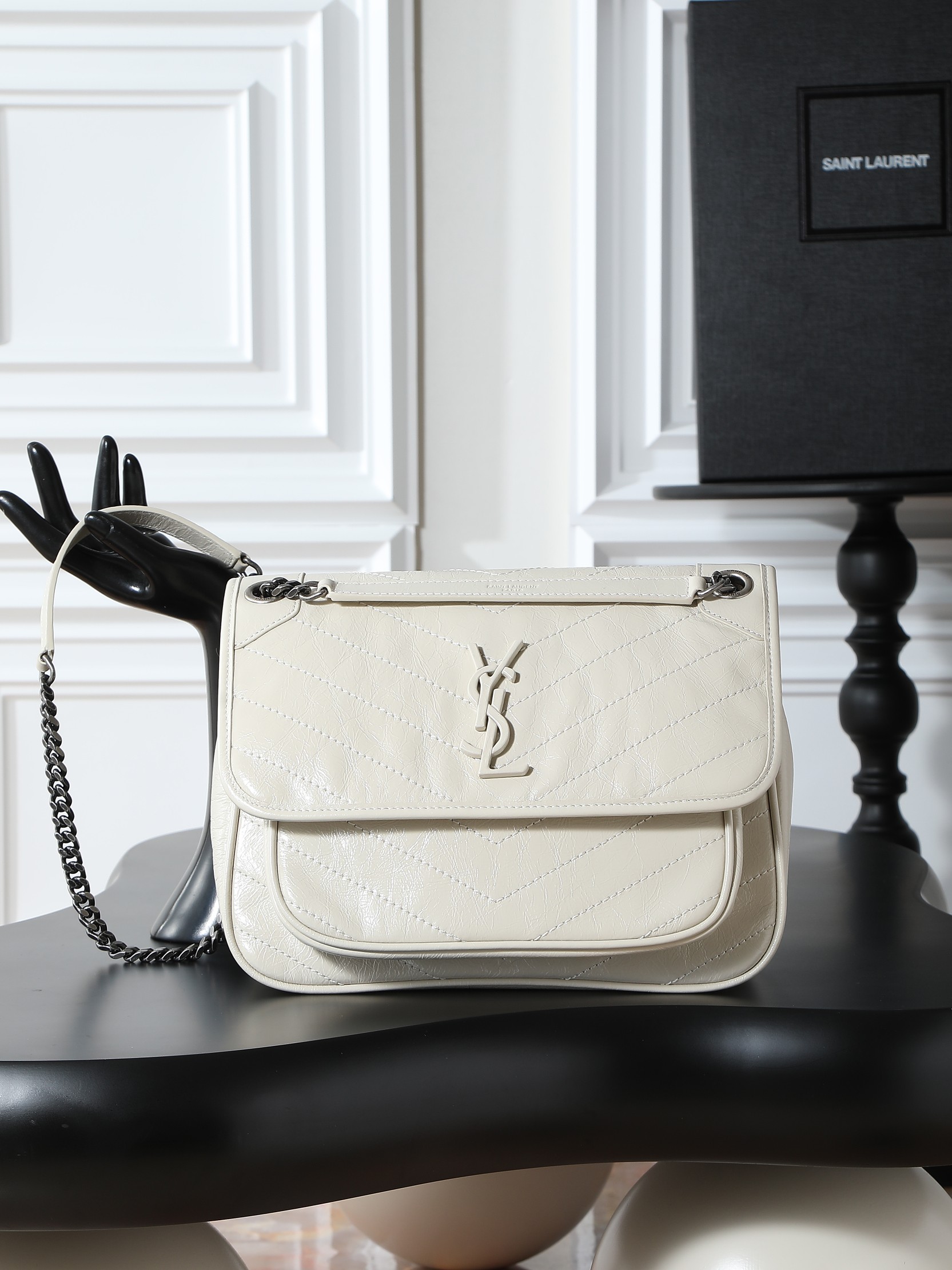 NO:556019,Creamy white oil wax leather · 28cm Niki counter synchronized new version!  The revised niki is more practical. On the basis of the original one, a D buckle is added on both sides. This is another process!  The new version has a stronger load-bearing capacity!  Come flirt!  The medium size also adds an extra inner bag for greater practicality!  Model 633158 size 28x20.5x8.5cm, saint laurent, saint laurent19860909奶白色油蜡皮·28cm Niki专柜同步新版本！改版后的niki更更更实用了,在原来的基础上两边各加了一个D扣,这又是多了一道工序呀！新版本承重能力更强大！来撩！中号还增加多一个内袋,实用性能更强！ 型号633158 尺寸28x20.5x8.5cm,圣罗兰,saint laurent,Bag