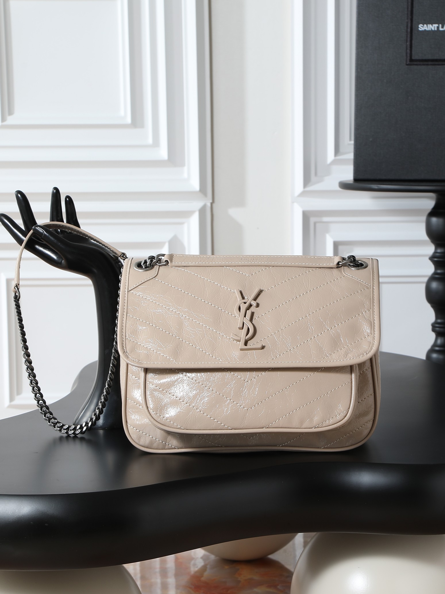 NO:555984,Milk tea color oil wax leather · 28cm Niki counter synchronized new version!  The revised niki is more practical. On the basis of the original one, a D buckle is added on both sides. This is another process!  The new version has a stronger load-bearing capacity!  Come flirt!  The medium size also adds an extra inner bag for greater practicality!  Model 633158 size 28x20.5x8.5cm, saint laurent, saint laurent19860909奶茶色油蜡皮·28cm Niki专柜同步新版本！改版后的niki更更更实用了,在原来的基础上两边各加了一个D扣,这又是多了一道工序呀！新版本承重能力更强大！来撩！中号还增加多一个内袋,实用性能更强！ 型号633158 尺寸28x20.5x8.5cm,圣罗兰,saint laurent,Bag