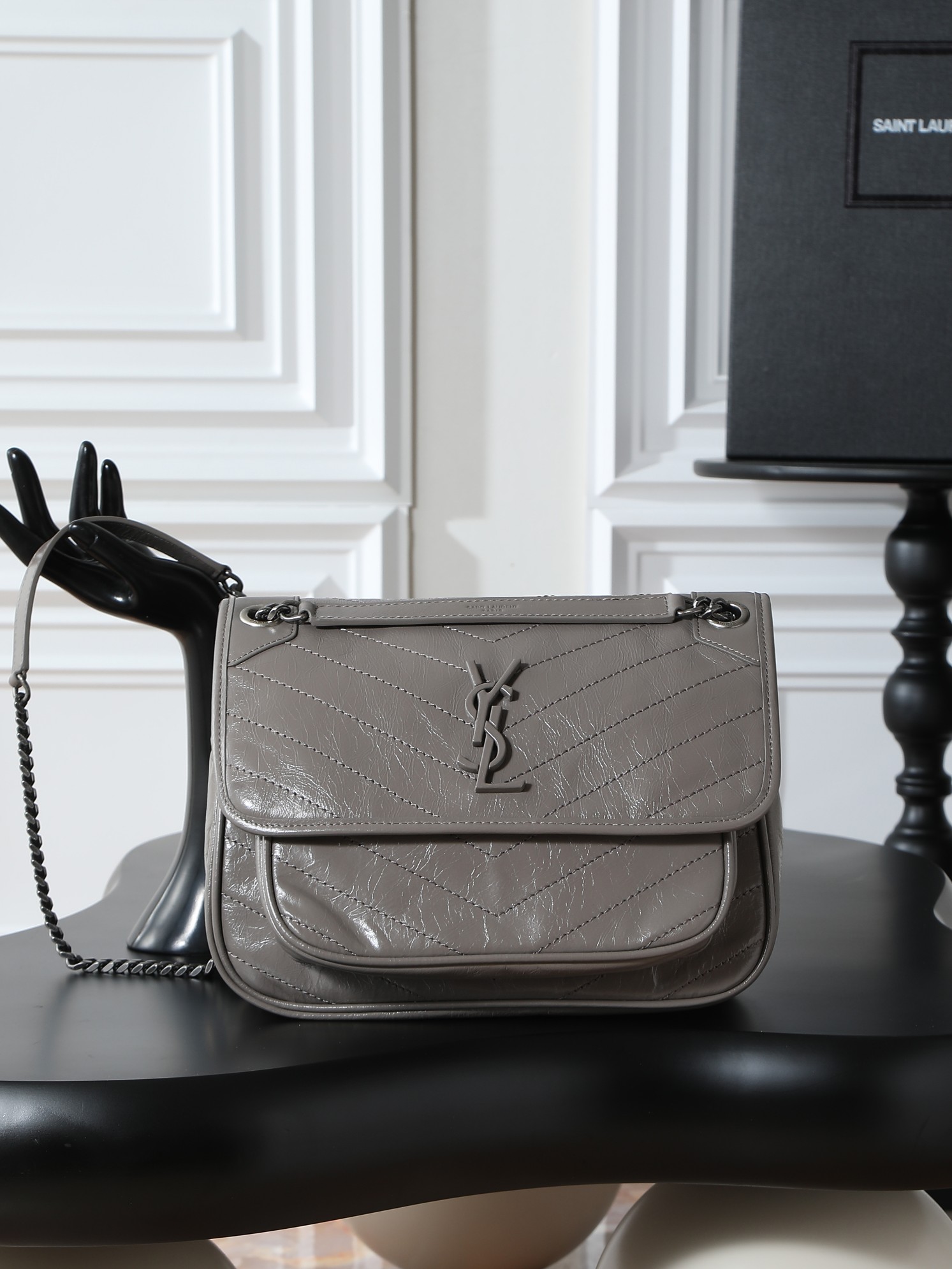 NO:555998,Gray oil wax leather · 28cm Niki counter synchronized new version!  The revised niki is more practical. On the basis of the original one, a D buckle is added on both sides. This is another process!  The new version has a stronger load-bearing capacity!  Come flirt!  The medium size also adds an extra inner bag for greater practicality!  Model 633158 size 28x20.5x8.5cm, saint laurent, saint laurent19860909灰色油蜡皮·28cm Niki专柜同步新版本！改版后的niki更更更实用了,在原来的基础上两边各加了一个D扣,这又是多了一道工序呀！新版本承重能力更强大！来撩！中号还增加多一个内袋,实用性能更强！ 型号633158 尺寸28x20.5x8.5cm,圣罗兰,saint laurent,Bag