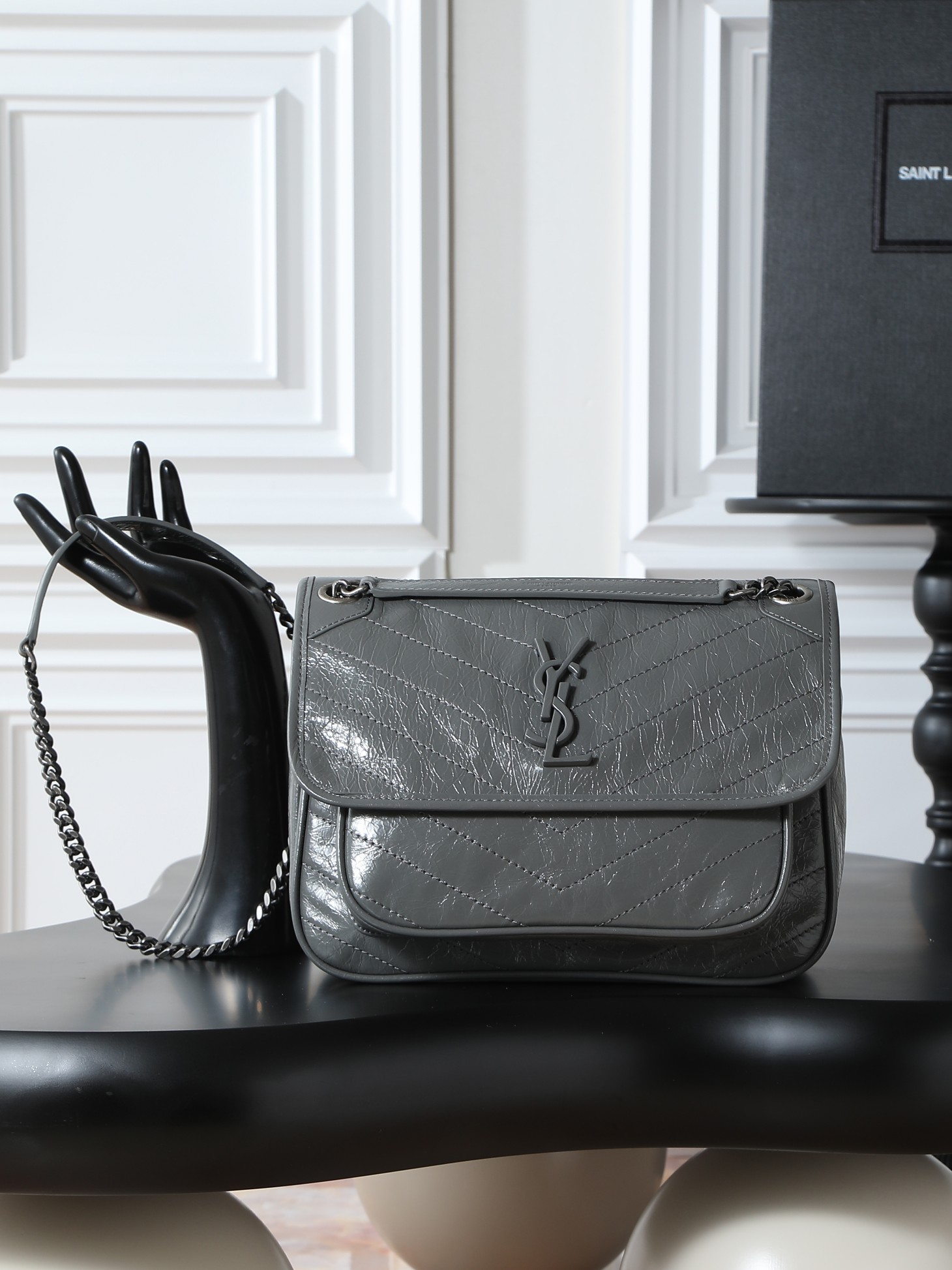 NO:556018,Dark gray waxed leather · 28cm Niki counter synchronized new version!  The revised niki is more practical. On the basis of the original one, a D buckle is added on both sides. This is another process!  The new version has a stronger load-bearing capacity!  Come flirt!  The medium size also adds an extra inner bag for greater practicality!  Model 633158 size 28x20.5x8.5cm, saint laurent, saint laurent19860909深灰色油蜡皮·28cm Niki专柜同步新版本！改版后的niki更更更实用了,在原来的基础上两边各加了一个D扣,这又是多了一道工序呀！新版本承重能力更强大！来撩！中号还增加多一个内袋,实用性能更强！ 型号633158 尺寸28x20.5x8.5cm,圣罗兰,saint laurent,Bag