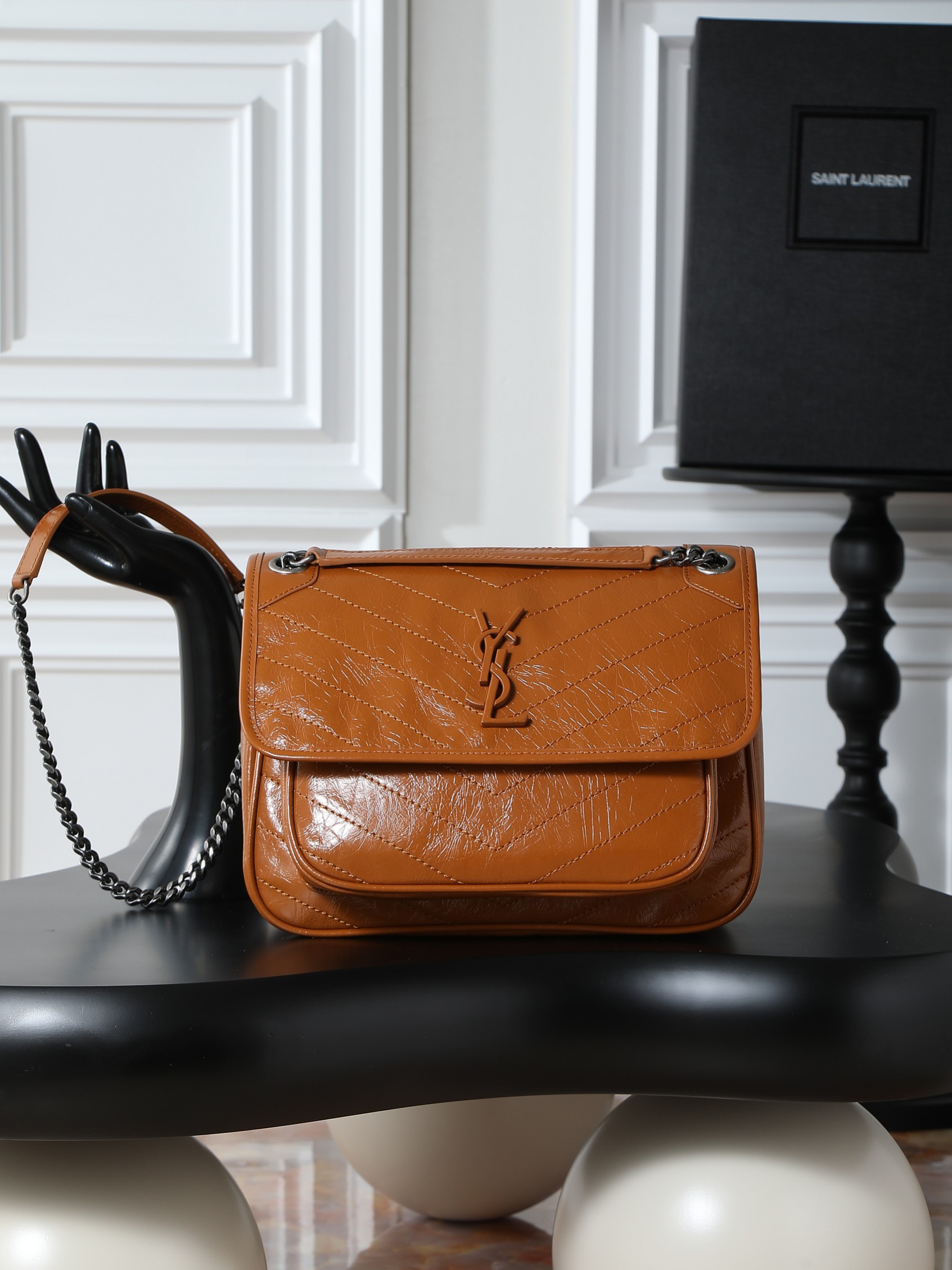 NO:556035,Earthy yellow oil wax leather · 28cm Niki counter synchronized new version!  The revised niki is more practical. On the basis of the original one, a D buckle is added on both sides. This is another process!  The new version has a stronger load-bearing capacity!  Come flirt!  The medium size also adds an extra inner bag for greater practicality!  Model 633158 size 28x20.5x8.5cm, saint laurent, saint laurent19860909土黄色油蜡皮·28cm Niki专柜同步新版本！改版后的niki更更更实用了,在原来的基础上两边各加了一个D扣,这又是多了一道工序呀！新版本承重能力更强大！来撩！中号还增加多一个内袋,实用性能更强！ 型号633158 尺寸28x20.5x8.5cm,圣罗兰,saint laurent,Bag