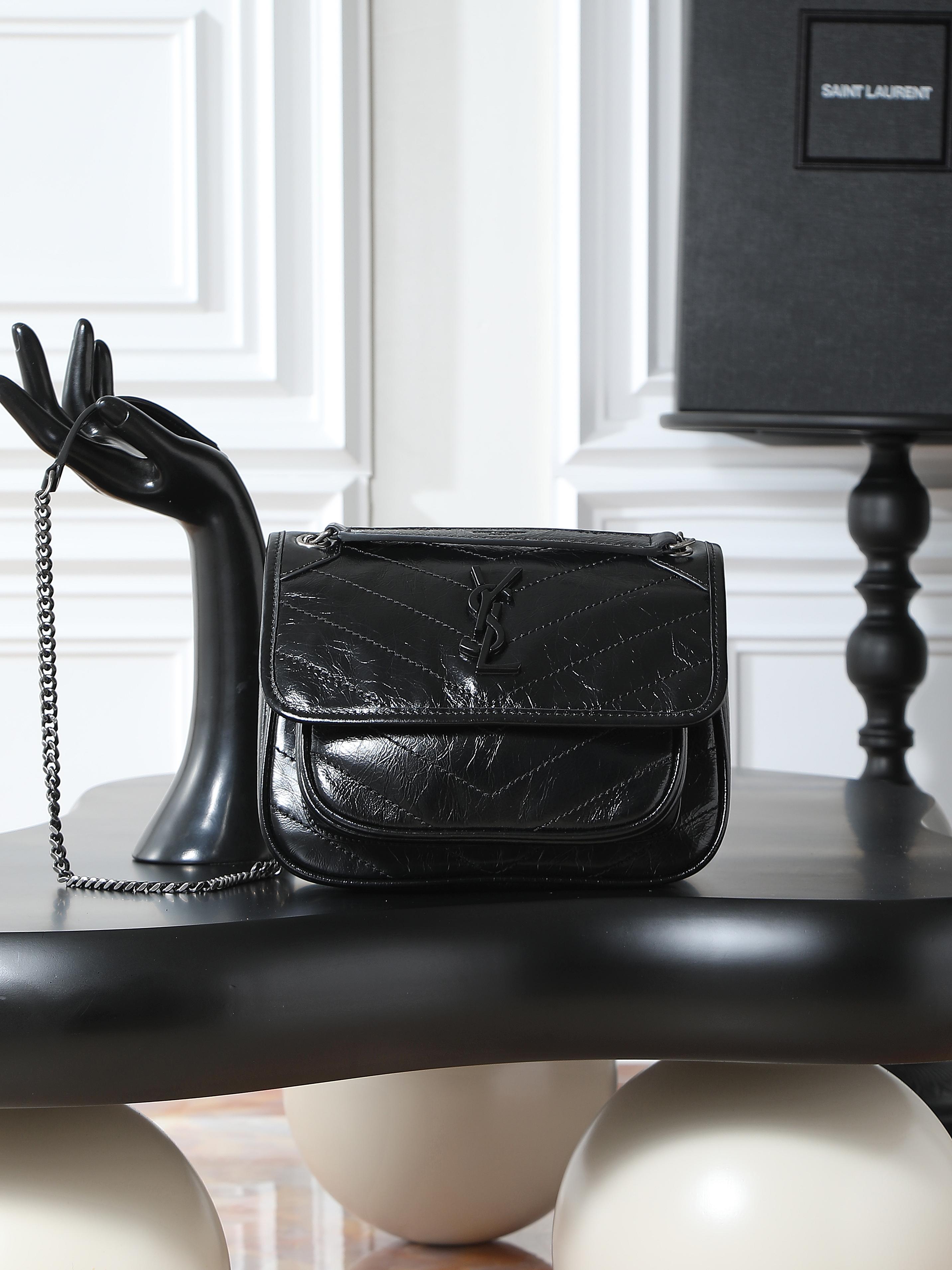 NO:406167,Black silver buckle oil wax leather 22cm Niki counter synchronizes new version!  The revised niki is more practical. On the original basis, a D button is added on both sides, which is another process!  The new version has stronger load-bearing capacity!  Come and flirt!  More practical performance!  Model 633151/633160 Size 22×16.5×12cm, Saint Laurent, saint laurent19860909黑色银扣油蜡皮·22cm Niki专柜同步新版本！改版后的niki更更更实用了,在原来的基础上两边各加了一个D扣,这又是多了一道工序呀！新版本承重能力更强大！来撩！实用性能更强！ 型号633151/633160 尺寸22×16.5×12cm,圣罗兰,saint laurent,Bag