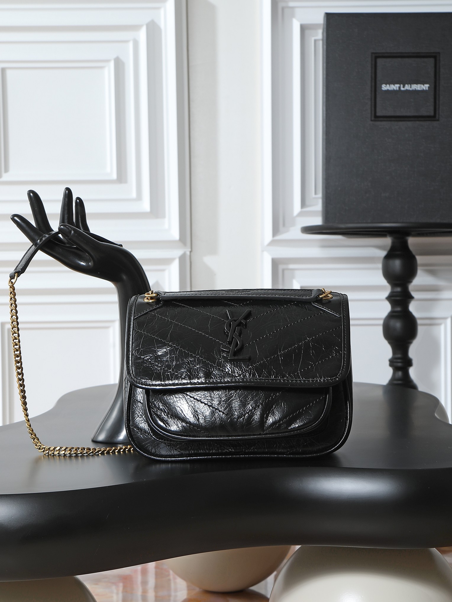 NO:555992,Black gold-buckle oil-waxed leather · 22cm Niki's design is inspired by the Y family's classic smoking attire. The overall style is cool and casual. The body of the bag is made of oil-waxed calfskin, with a natural wrinkle texture that gives it a retro feel and is wear-resistant and durable!  The iconic metal logo, with a vintage and distressed texture, is low-key and high-end, as if silently telling the brand's fashion attitude!  Size 22×16.5×12cm Model 633151-1/633185, saint laurent, saint laurent, cowhide19860909黑色金扣油蜡皮· 22cm Niki的设计灵感源自Y家经典的吸烟装 整体风格酷飒又随性.包身采用油蜡小牛皮,天然的抓皱纹理自带复古感,耐磨耐造！标志性的金属logo,复古做旧质感,低调又高级,仿佛在无声诉说着品牌的时尚态度！ 尺寸22×16.5×12cm 型号633151-1/633185,圣罗兰,saint laurent,cowhide,Bag