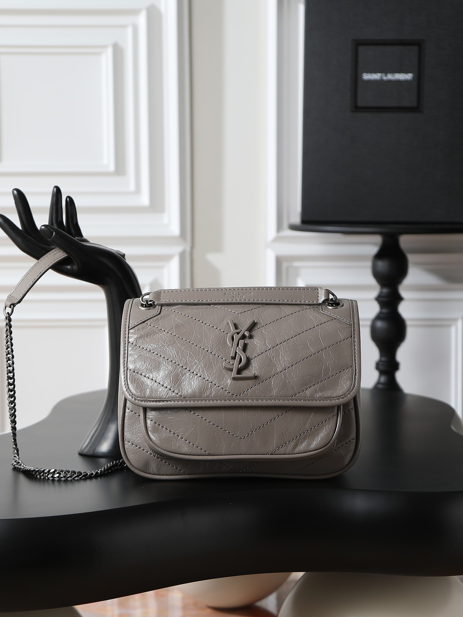 NO:556005,Gray oil wax leather · 22cm Niki counter synchronized new version!  The revised niki is more practical. On the basis of the original one, a D buckle is added on both sides. This is another process!  The new version has a stronger load-bearing capacity!  Come flirt!  More practical performance!  Model 633151/633160 Size 22×16.5×12cm, saint laurent, saint laurent19860909灰色油蜡皮·22cm Niki专柜同步新版本！改版后的niki更更更实用了,在原来的基础上两边各加了一个D扣,这又是多了一道工序呀！新版本承重能力更强大！来撩！实用性能更强！ 型号633151/633160 尺寸22×16.5×12cm,圣罗兰,saint laurent,Bag