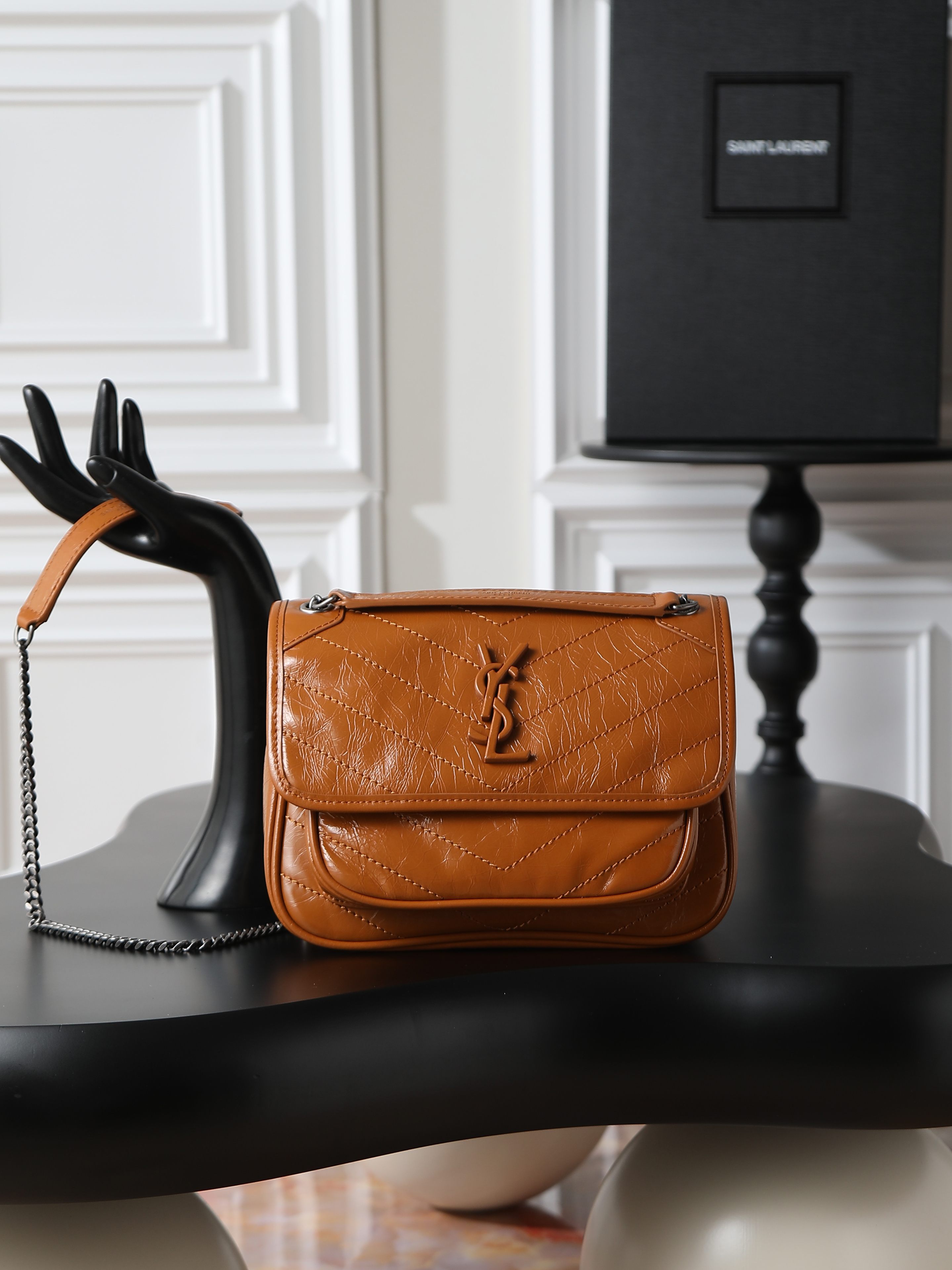 NO:555976,Earthy yellow oil wax leather · 22cm Niki counter synchronized new version!  The revised niki is more practical. On the basis of the original one, a D buckle is added on both sides. This is another process!  The new version has a stronger load-bearing capacity!  Come flirt!  More practical performance!  Model 633151/633160 Size 22×16.5×12cm, saint laurent, saint laurent19860909土黄色油蜡皮·22cm Niki专柜同步新版本！改版后的niki更更更实用了,在原来的基础上两边各加了一个D扣,这又是多了一道工序呀！新版本承重能力更强大！来撩！实用性能更强！ 型号633151/633160 尺寸22×16.5×12cm,圣罗兰,saint laurent,Bag