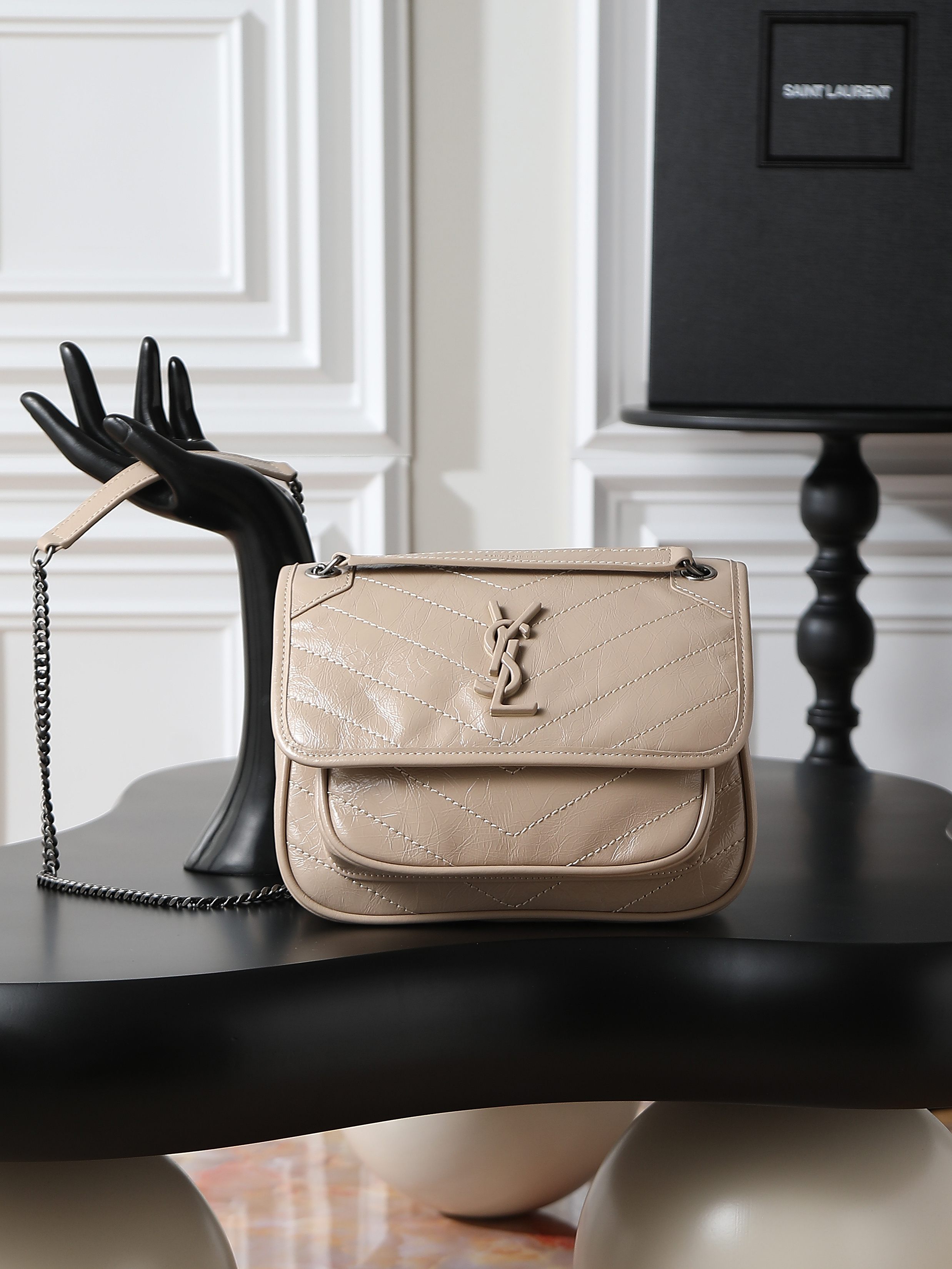 NO:555991,Milk tea color oil wax leather · 22cm Niki counter synchronizes the new version!  The revised niki is more practical. On the basis of the original one, a D buckle is added on both sides. This is another process!  The new version has a stronger load-bearing capacity!  Come flirt!  More practical performance!  Model 633151/633160 Size 22×16.5×12cm, saint laurent, saint laurent19860909奶茶色油蜡皮·22cm Niki专柜同步新版本！改版后的niki更更更实用了,在原来的基础上两边各加了一个D扣,这又是多了一道工序呀！新版本承重能力更强大！来撩！实用性能更强！ 型号633151/633160 尺寸22×16.5×12cm,圣罗兰,saint laurent,Bag