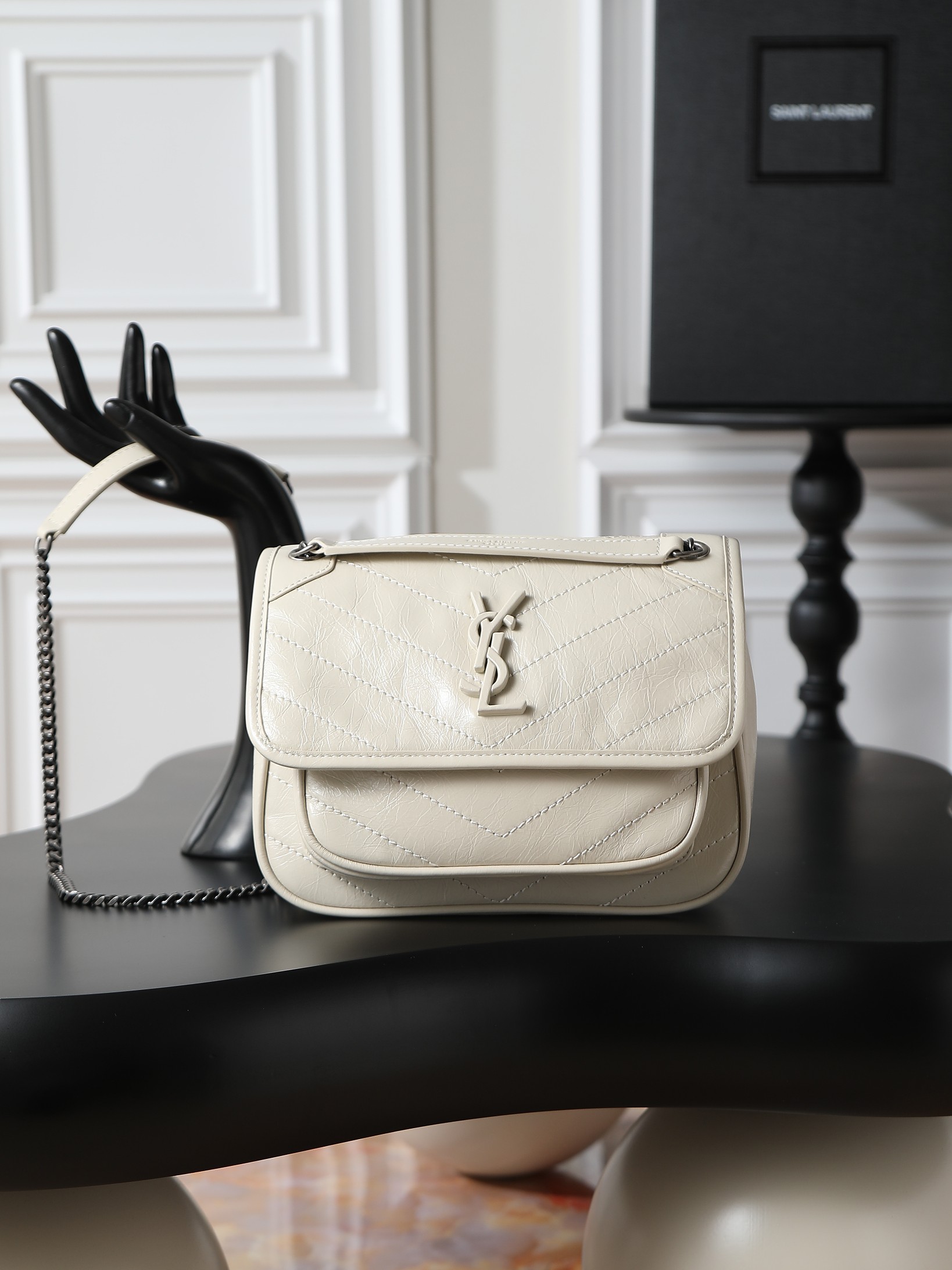 NO:556034,Creamy white oil wax leather · 22cm Niki counter synchronized new version!  The revised niki is more practical. On the basis of the original one, a D buckle is added on both sides. This is another process!  The new version has a stronger load-bearing capacity!  Come flirt!  More practical performance!  Model 633151/633160 size 22×16.5×12cm, saint laurent, saint laurent19860909奶白色油蜡皮·22cm Niki专柜同步新版本！改版后的niki更更更实用了,在原来的基础上两边各加了一个D扣,这又是多了一道工序呀！新版本承重能力更强大！来撩！实用性能更强！ 型号633151/633160 尺寸22×16.5×12cm,圣罗兰,saint laurent,Bag