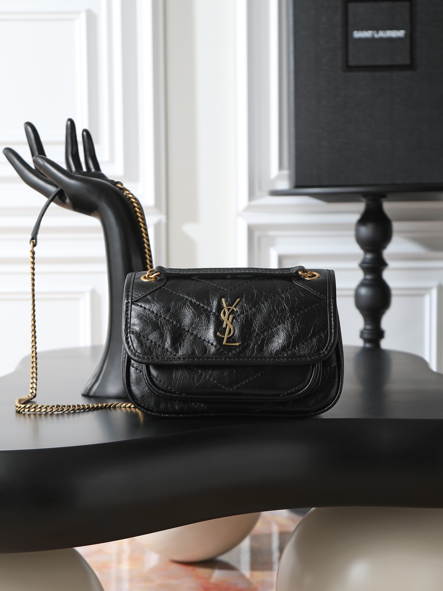 NO:406151,Black gold buckle oil wax leather 18cm Niki's design is inspired by the classic smoking suit of Y's family. The overall style is cool and casual. The wrap is made of oil wax calf leather, and the natural wrinkle texture has a retro feel, which is wear-resistant and fabric-resistant!  The iconic metal logo has a retro and old texture, low-key and high-end style, as if silently telling the brand's fashion attitude!  Size 18×12.5×5cm Model 828736/846087, Saint Laurent, saint laurent, cowhide19860909黑色金扣油蜡皮· 18cm Niki的设计灵感源自Y家经典的吸烟装 整体风格酷飒又随性.包身采用油蜡小牛皮,天然的抓皱纹理自带复古感,耐磨耐造！标志性的金属logo,复古做旧质感,低调又高级,仿佛在无声诉说着品牌的时尚态度！ 尺寸18×12.5×5cm 型号828736/846087,圣罗兰,saint laurent,cowhide,Bag