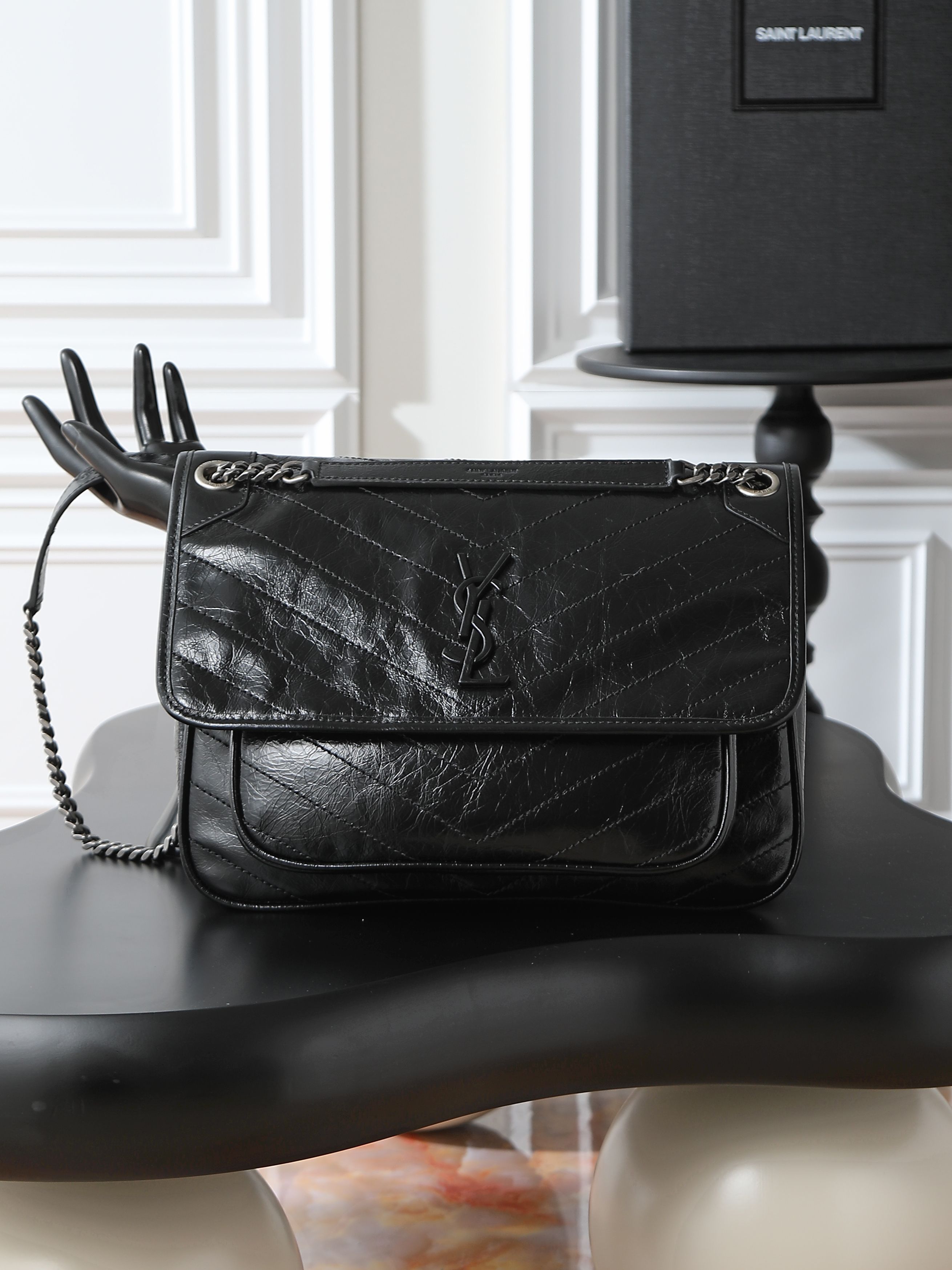 NO:406171,Black silver buckle oil wax leather 32cm Niki counter synchronizes the new version!  The revised niki is more practical. On the original basis, a D button is added on both sides, which is another process!  The new version has stronger load-bearing capacity!  Come and flirt!  Large size also adds an additional inner bag, which makes it more practical!  Size 32x23x9 Model 498830, Saint Laurent, saint laurent19860909黑色银扣油蜡皮·32cm Niki专柜同步新版本！改版后的niki更更更实用了,在原来的基础上两边各加了一个D扣,这又是多了一道工序呀！新版本承重能力更强大！来撩！大号还增加多一个内袋,实用性能更强！ 尺寸32x23x9 型号498830,圣罗兰,saint laurent,Bag