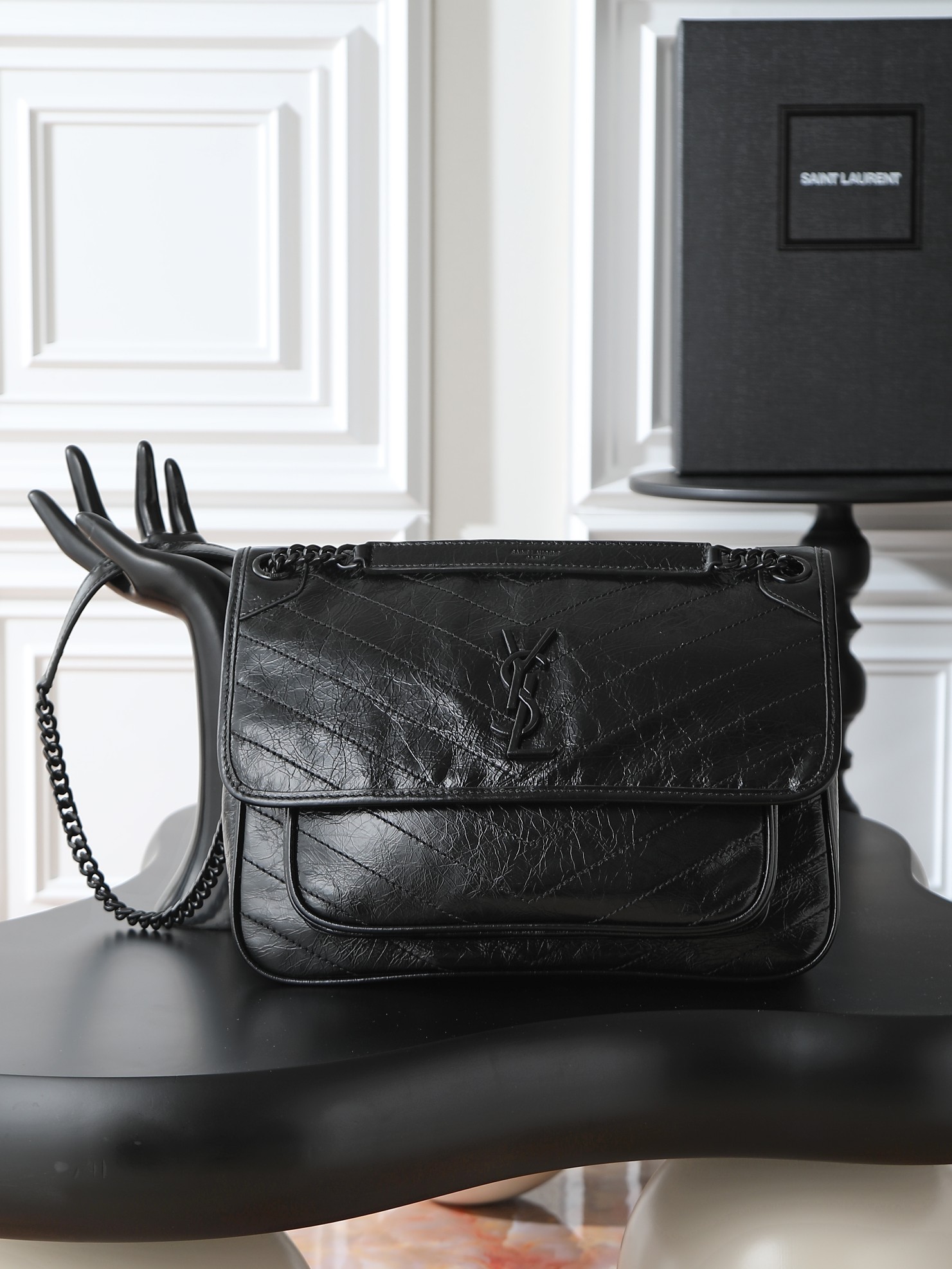 NO:556006,Black black buckle oil wax leather · 32cm Niki counter synchronized new version!  The revised niki is more practical. On the basis of the original one, a D buckle is added on both sides. This is another process!  The new version has a stronger load-bearing capacity!  Come flirt!  The large size also adds an extra inner bag, making it more practical and functional!  Size 32x23x9 Model 498830, saint laurent, saint laurent19860909黑色黑扣油蜡皮·32cm Niki专柜同步新版本！改版后的niki更更更实用了,在原来的基础上两边各加了一个D扣,这又是多了一道工序呀！新版本承重能力更强大！来撩！大号还增加多一个内袋,实用性能更强！ 尺寸32x23x9 型号498830,圣罗兰,saint laurent,Bag