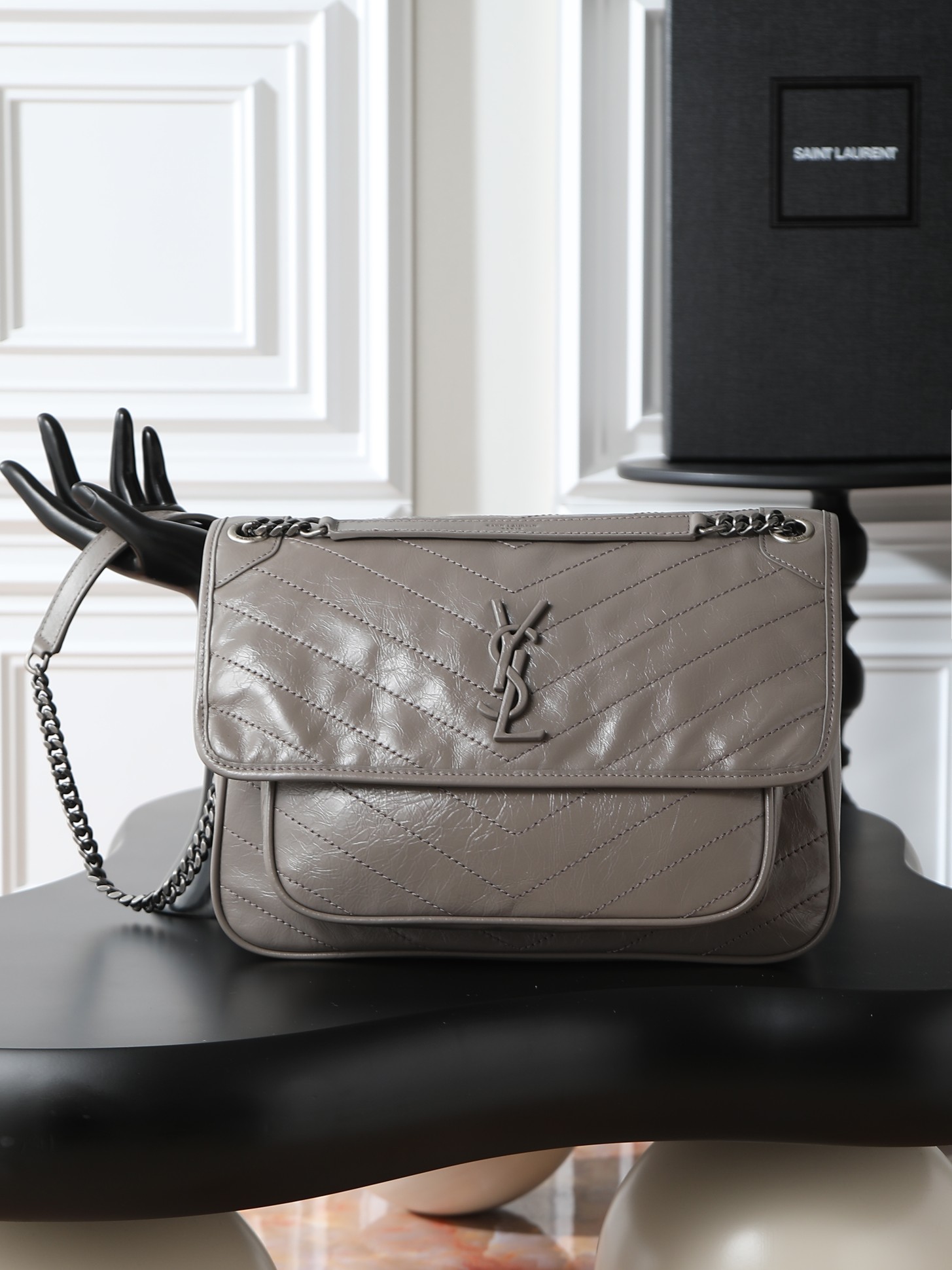 NO:556011,Gray oil wax leather · 32cm Niki counter synchronized new version!  The revised niki is more practical. On the basis of the original one, a D buckle is added on both sides. This is another process!  The new version has a stronger load-bearing capacity!  Come flirt!  The large size also adds an extra inner bag, making it more practical and functional!  Size 32x23x9 Model 498830, saint laurent, saint laurent19860909灰色油蜡皮·32cm Niki专柜同步新版本！改版后的niki更更更实用了,在原来的基础上两边各加了一个D扣,这又是多了一道工序呀！新版本承重能力更强大！来撩！大号还增加多一个内袋,实用性能更强！ 尺寸32x23x9 型号498830,圣罗兰,saint laurent,Bag