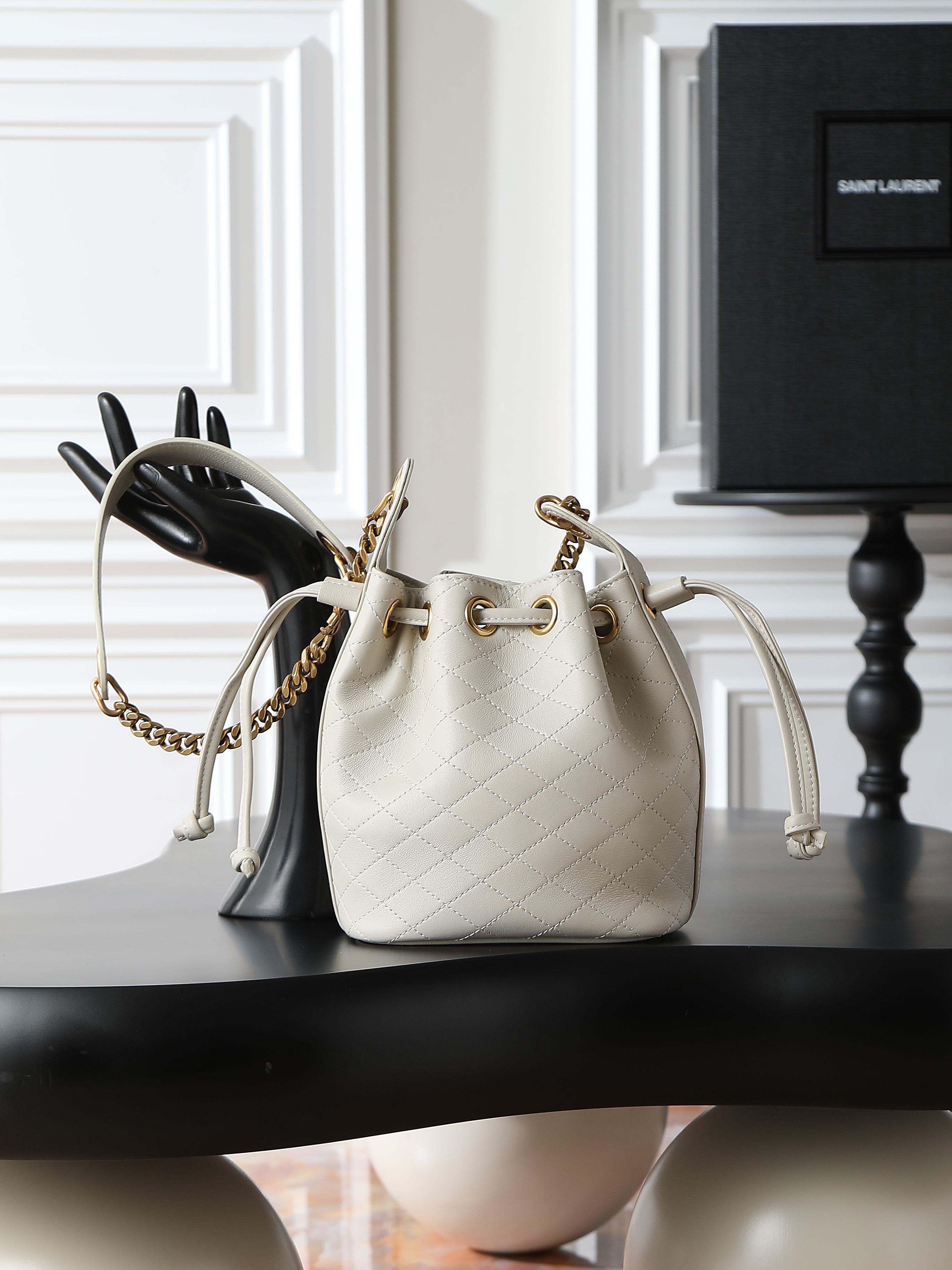 NO:406217,ysl new small bucket batch from Saint Laurent LE CASSANDRE sheepskin bucket bag quilted sheepskin bucket bag with LE CASSANDRE jewelry chain shoulder strap for easy shoulders Cute bag, can not be missed .Leather lining ·Sheet brass Bronze hardware drawstring closure Size: 16x 18x10cm/6.3 inches x 7.1 inches x 3.9 inches.Sheet strap length: 40cm/15.7 inches ·Sheet brass Model number 840886 Made in Italy, Saint Laurent, saint laurent, saint laurent, sheepskin19860909ysl 新款小水桶批 来自圣罗兰 LE CASSANDRE 羊皮革水桶包 绗缝羊皮桶包, 搭配 LE CASSANDRE珠宝链条肩带,便于肩背 可爱包包,不能错过 .皮革内衬 ·羊皮黄铜 青铜色五金件抽绳闭合 尺寸: 16x 18x10厘米/6.3英寸x7.1英寸x3.9英寸.肩带长度:40厘米/15.7英寸 ·羊皮黄铜 款号 840886 意大利制造,圣罗兰,saint laurent,saint laurent,sheepskin,Bag