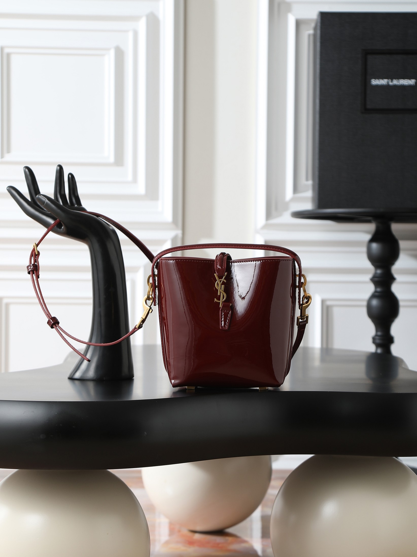 NO:406210,Jujube patent leather batch LE 37_Bucket Bag Mini Bucket Bags that are popular in the fashion industry!  The shiny cowhide body is simple and three-dimensional, and looks hard but not too sharp. Paired with the newly designed insert buckle of the brand's iconic logo, the overall style gives people a unique temperament that is both classic and elegant, and fashionable and modern. Model number 765870 Size 15x13x6cm, Saint Laurent, saint laurent, cowhide19860909枣红漆皮批 LE 37_水桶包迷你 出场既火爆时尚圈的水桶包！ 光面牛皮包身轮廓简洁、立体,看上去硬挺却不会太凌厉. 搭配上品牌标志性logo新设计的插入式包扣,整体给人一种既经典优雅,又很时髦现代的独特气质. 款号765870 尺寸15x13x6cm,圣罗兰,saint laurent,cowhide,Bag