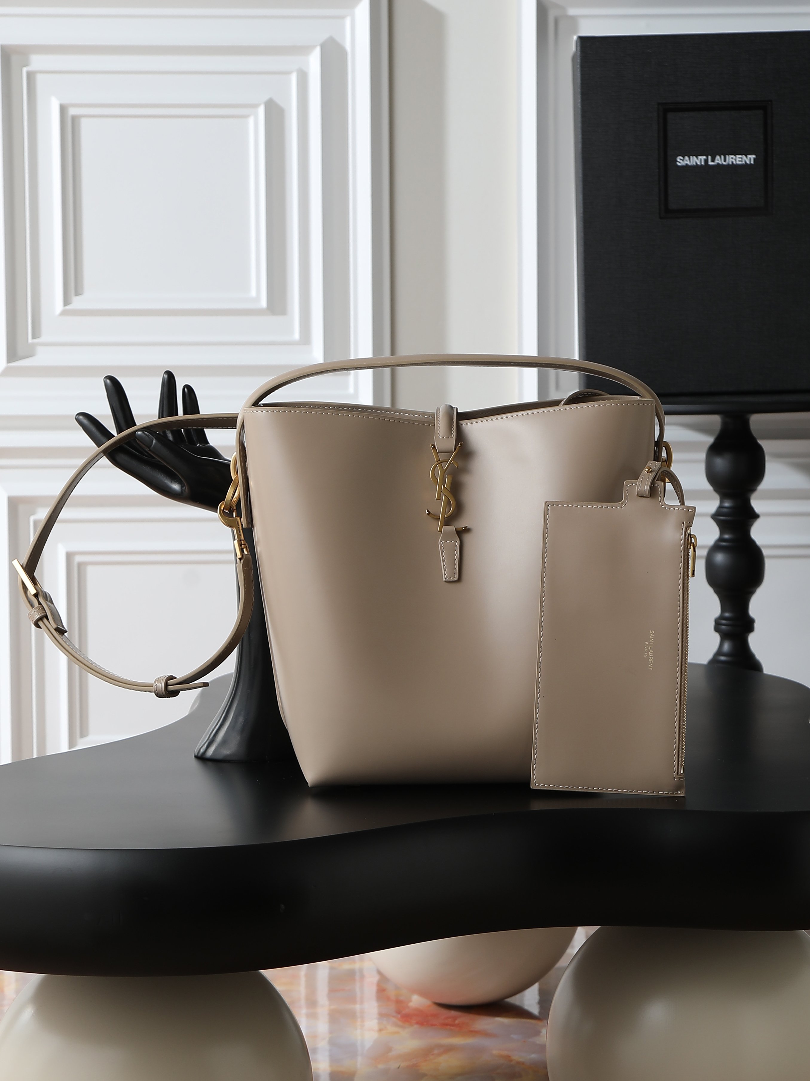 NO:406184,·Apricot color LE 5A7 series new super beautiful bucket bag with handheld_new bag, using Italian calf leather, the outline of the bag is simple and three-dimensional, and it looks hard and not too sharp. There is a metal foot nail at the bottom, and the insertion buckle with a classic and iconic metal logo gives people a unique temperament that is both classic and elegant, and fashionable and modern!  Model 742828 Size 26×20×12cm, Saint Laurent, saint laurent, cowhide19860909·杏色批 LE 5A7系列之新款超好看水桶包 带手提_全新包型,采用意大利小牛皮,包身轮廓简洁、立体,看上去硬挺又不会太凌厉,底部带有个金属脚钉,搭配经典标志性金属logo的插入式包扣,整体给人一种既经典优雅,又很时髦现代的独特气质！ 型号742828 尺寸26×20×12cm,圣罗兰,saint laurent,cowhide,Bag