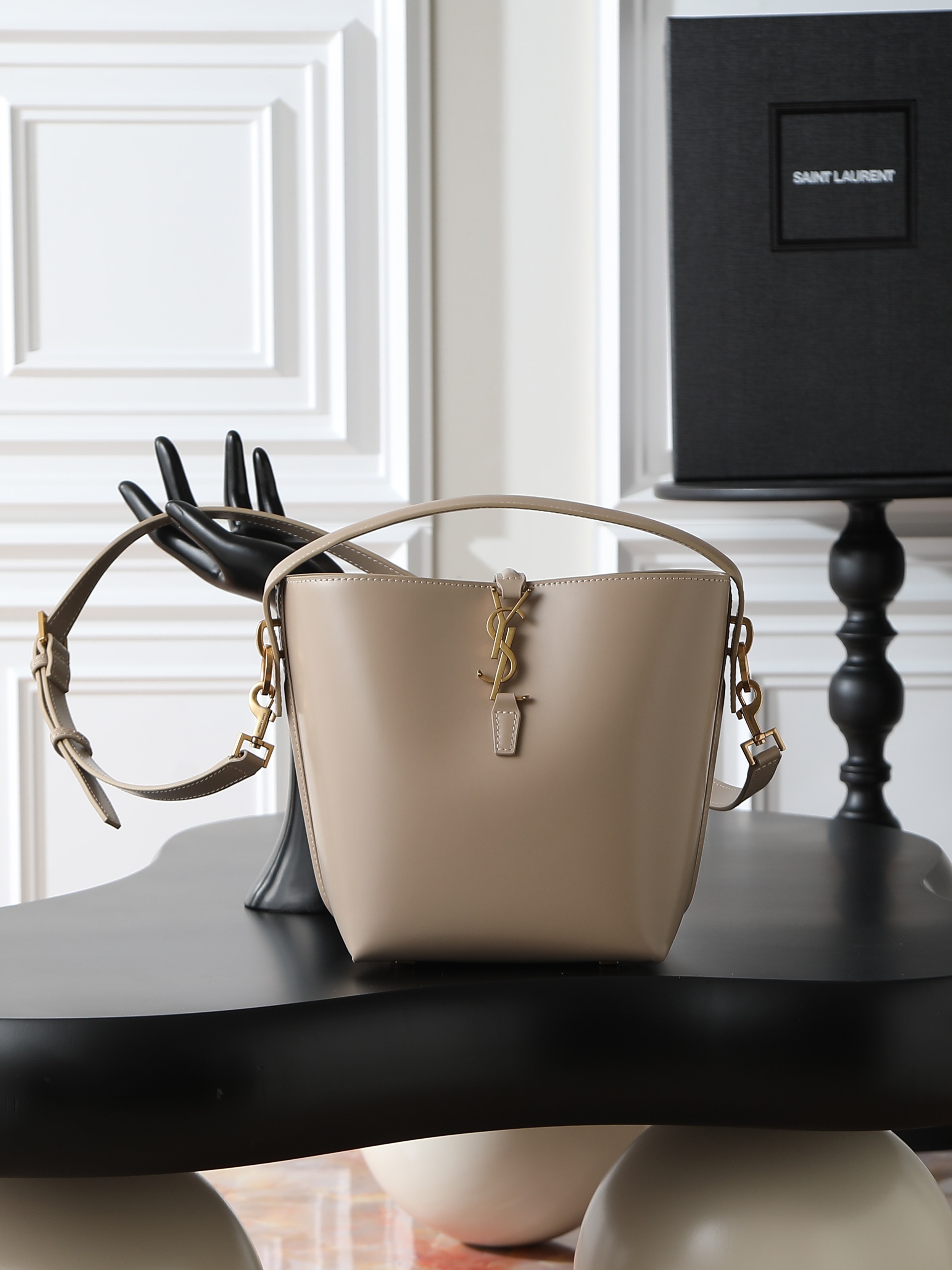 NO:406187,Apricot color LE 37 bucket bag small _ Super good looking bucket bag with handheld_new bag, using Italian calf leather, the outline of the bag is simple and three-dimensional, and it looks hard but not too sharp. There is a metal foot nail at the bottom, and the insertion buckle with a classic and iconic metal logo gives people a unique temperament that is both classic and elegant, and fashionable and modern!  Size 17×20×13cm Model 749036, Saint Laurent, saint laurent, cowhide19860909杏色批 LE 37水桶包小号_ 超好看水桶包 带手提_全新包型,采用意大利小牛皮,包身轮廓简洁、立体,看上去硬挺又不会太凌厉,底部带有个金属脚钉,搭配经典标志性金属logo的插入式包扣,整体给人一种既经典优雅,又很时髦现代的独特气质！ 尺寸17×20×13cm 型号749036,圣罗兰,saint laurent,cowhide,Bag