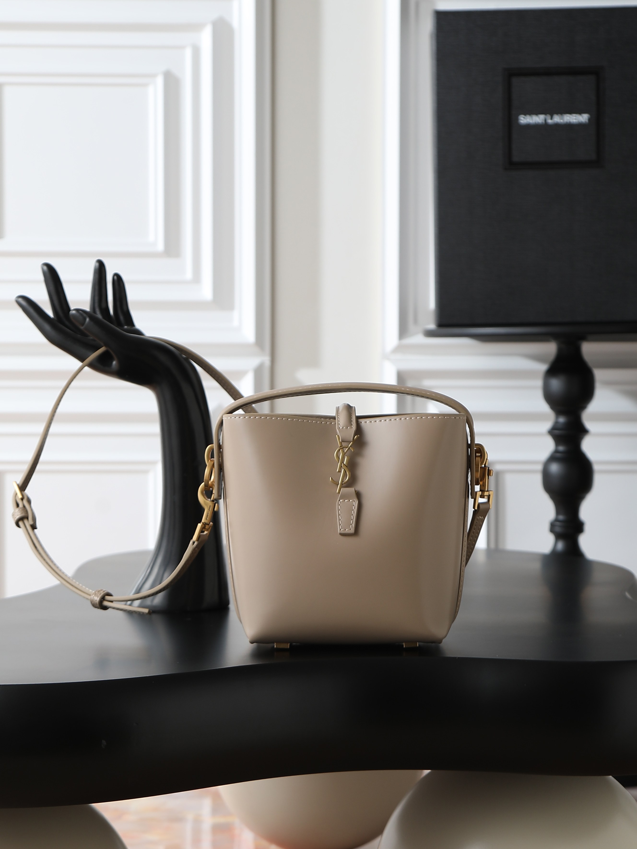 NO:406193,Apricot color LE 37_Bucket bag mini Bucket bag that is popular in the fashion industry!  The shiny cowhide body is simple and three-dimensional, and looks hard but not too sharp. Paired with the newly designed insert buckle of the brand's iconic logo, the overall style gives people a unique temperament that is both classic and elegant, and fashionable and modern. Model number 765870 Size 15x13x6cm, Saint Laurent, saint laurent, cowhide19860909杏色批 LE 37_水桶包迷你 出场既火爆时尚圈的水桶包！ 光面牛皮包身轮廓简洁、立体,看上去硬挺却不会太凌厉. 搭配上品牌标志性logo新设计的插入式包扣,整体给人一种既经典优雅,又很时髦现代的独特气质. 款号765870 尺寸15x13x6cm,圣罗兰,saint laurent,cowhide,Bag