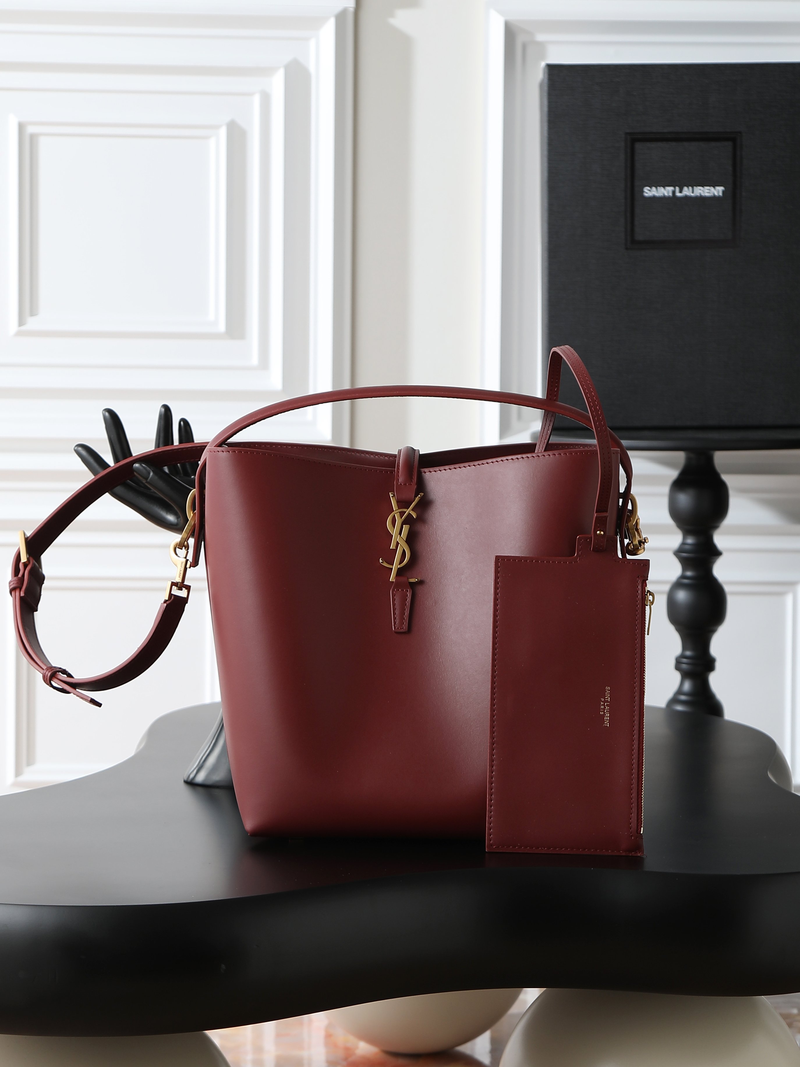 NO:406199,·Murple red batch LE 5A7 series new super beautiful bucket bag with handheld_new bag, using Italian calf leather, the outline of the bag is simple and three-dimensional, and it looks hard but not too sharp. There is a metal foot nail at the bottom, and the insertion buckle with a classic and iconic metal logo gives people a unique temperament that is both classic and elegant, and fashionable and modern!  Model 742828 Size 26×20×12cm, Saint Laurent, saint laurent, cowhide19860909·枣红色批 LE 5A7系列之新款超好看水桶包 带手提_全新包型,采用意大利小牛皮,包身轮廓简洁、立体,看上去硬挺又不会太凌厉,底部带有个金属脚钉,搭配经典标志性金属logo的插入式包扣,整体给人一种既经典优雅,又很时髦现代的独特气质！ 型号742828 尺寸26×20×12cm,圣罗兰,saint laurent,cowhide,Bag