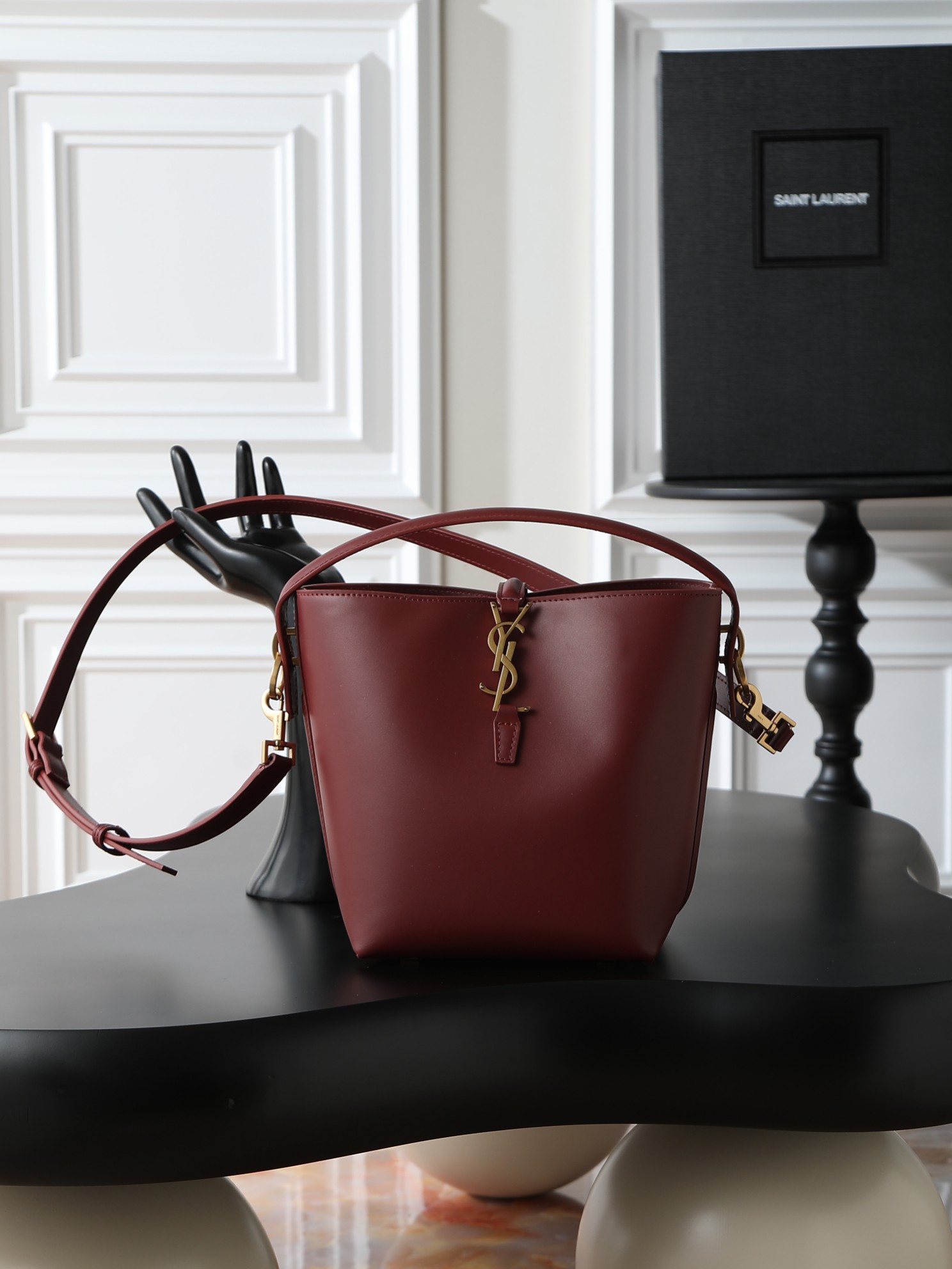 NO:406209,Murray batch LE 37 bucket bag small _ Super good-looking bucket bag with handheld_new bag, using Italian calf leather, the body is simple and three-dimensional, and looks hard but not too sharp. There is a metal foot nail at the bottom, and the insertion buckle with a classic and iconic metal logo gives people a unique temperament that is both classic and elegant, and fashionable and modern!  Size 17×20×13cm Model 749036, Saint Laurent, saint laurent, cowhide19860909枣红色批 LE 37水桶包小号_ 超好看水桶包 带手提_全新包型,采用意大利小牛皮,包身轮廓简洁、立体,看上去硬挺又不会太凌厉,底部带有个金属脚钉,搭配经典标志性金属logo的插入式包扣,整体给人一种既经典优雅,又很时髦现代的独特气质！ 尺寸17×20×13cm 型号749036,圣罗兰,saint laurent,cowhide,Bag