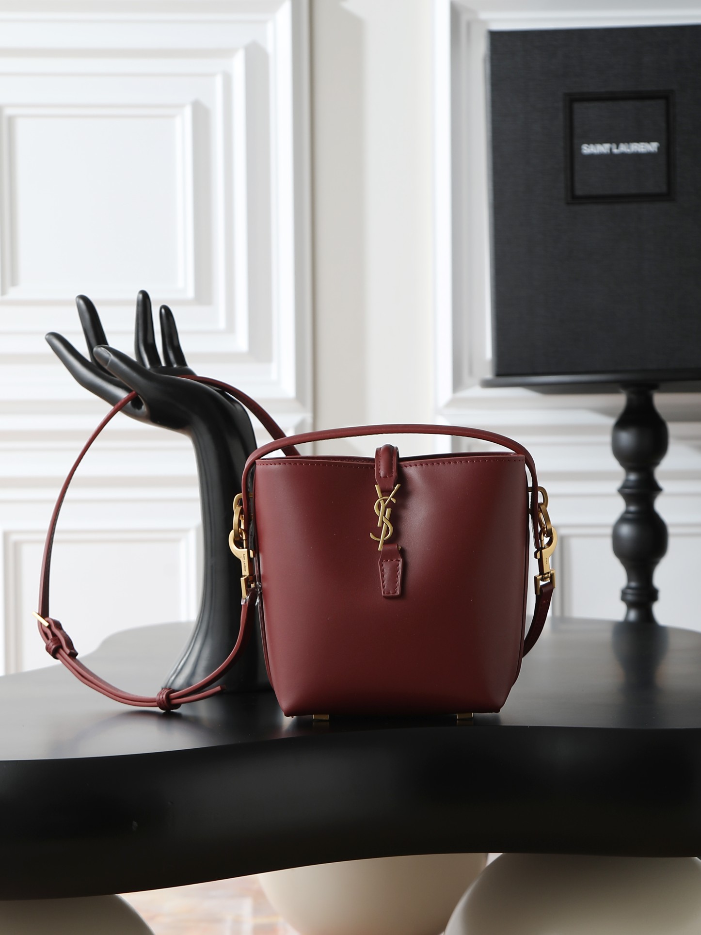 NO:406213,Murray batch LE 37_Bucket Bag Mini Bucket Bags are a hot and fashionable bucket bag!  The shiny cowhide body is simple and three-dimensional, and looks hard but not too sharp. Paired with the newly designed insert buckle of the brand's iconic logo, the overall style gives people a unique temperament that is both classic and elegant, and fashionable and modern. Model number 765870 Size 15x13x6cm, Saint Laurent, saint laurent, cowhide19860909枣红色批 LE 37_水桶包迷你 出场既火爆时尚圈的水桶包！ 光面牛皮包身轮廓简洁、立体,看上去硬挺却不会太凌厉. 搭配上品牌标志性logo新设计的插入式包扣,整体给人一种既经典优雅,又很时髦现代的独特气质. 款号765870 尺寸15x13x6cm,圣罗兰,saint laurent,cowhide,Bag