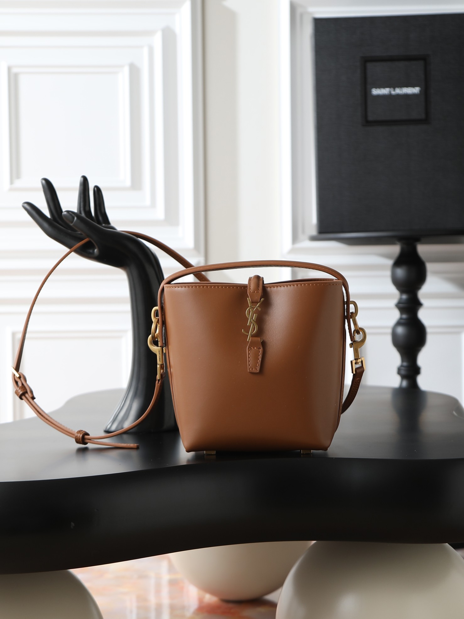 NO:406224,The yellowish-colored batch LE 37_Bucket Bag Mini Bucket Bags are a hot and popular fashion circle!  The shiny cowhide body is simple and three-dimensional, and looks hard but not too sharp. Paired with the newly designed insert buckle of the brand's iconic logo, the overall style gives people a unique temperament that is both classic and elegant, and fashionable and modern. Model number 765870 Size 15x13x6cm, Saint Laurent, saint laurent, cowhide19860909土黄色批 LE 37_水桶包迷你 出场既火爆时尚圈的水桶包！ 光面牛皮包身轮廓简洁、立体,看上去硬挺却不会太凌厉. 搭配上品牌标志性logo新设计的插入式包扣,整体给人一种既经典优雅,又很时髦现代的独特气质. 款号765870 尺寸15x13x6cm,圣罗兰,saint laurent,cowhide,Bag