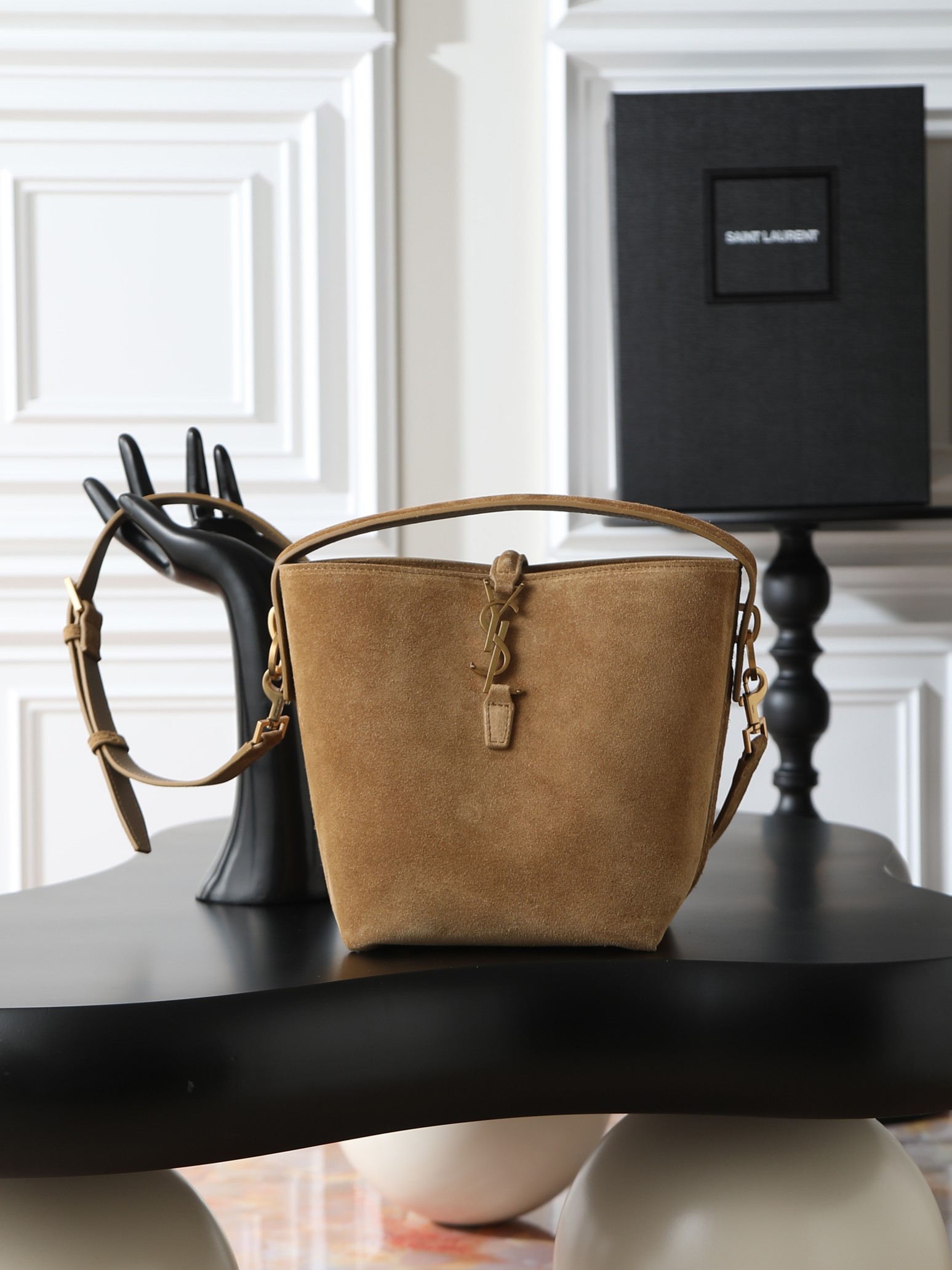 NO:406185,Suede model · Original high mercerated suede LE 37 bucket bag small _ Super good looking bucket bag with handheld_ new bag, using Italian suede and cowhide, the outline of the bag is simple and three-dimensional, and it looks hard but not too sharp. There is a metal foot nail at the bottom, and the insertion buckle with a classic and iconic metal logo gives people a unique temperament that is both classic and elegant, and fashionable and modern!  Size 17×20×13cm Model 749036, Saint Laurent, saint laurent, cowhide, chamois leather19860909麂皮款·原厂对版高丝光麂皮 LE 37水桶包小号_ 超好看水桶包 带手提_全新包型,采用意大利的麂皮和牛皮,包身轮廓简洁、立体,看上去硬挺又不会太凌厉,底部带有个金属脚钉,搭配经典标志性金属logo的插入式包扣,整体给人一种既经典优雅,又很时髦现代的独特气质！ 尺寸17×20×13cm 型号749036,圣罗兰,saint laurent,cowhide,chamois leather,Bag