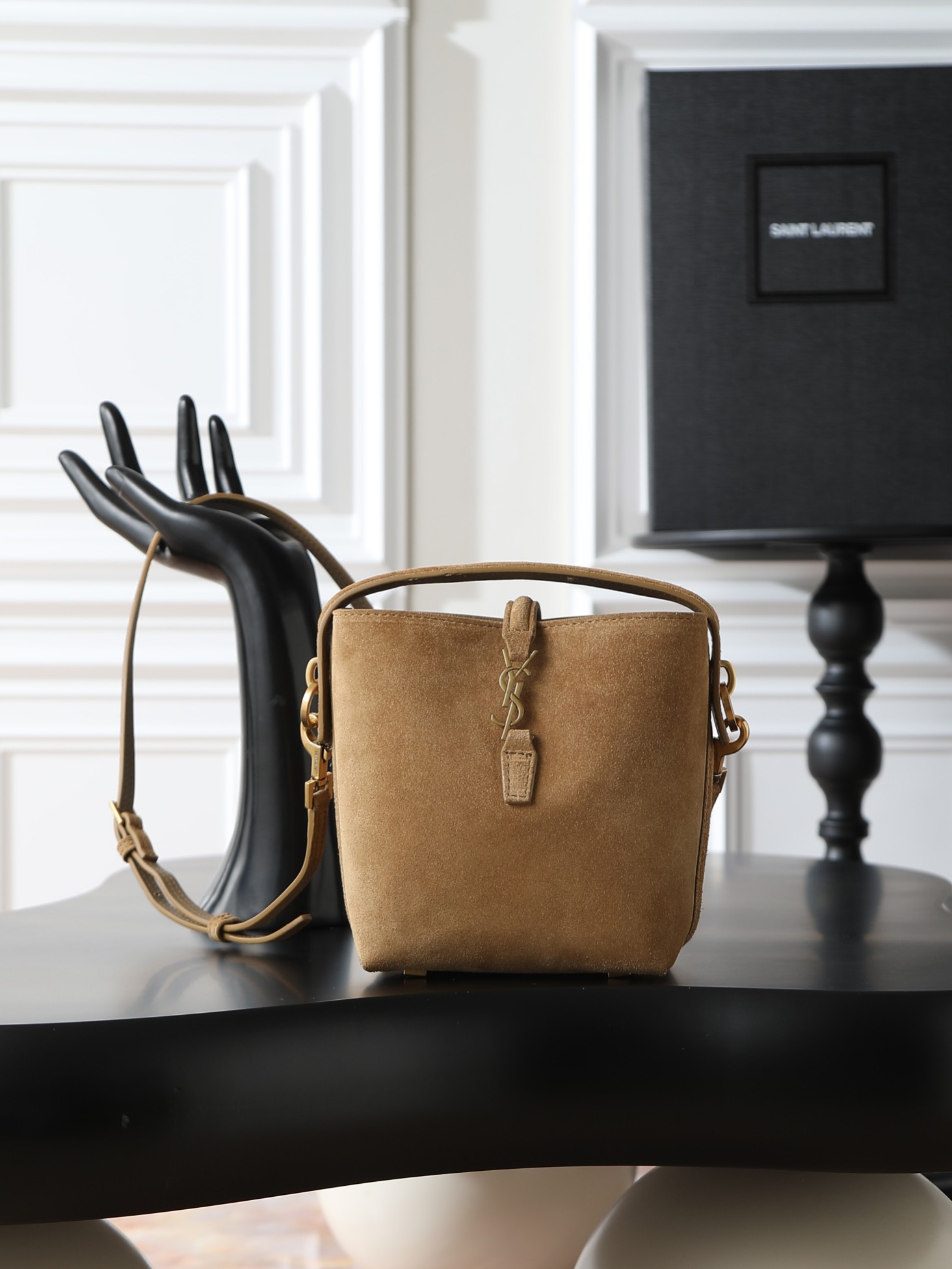 NO:406189,Suede model · Original version of high mercerated suede LE 37 bucket bag small_ Super good-looking bucket bag with handheld_New bag, using Italian suede and cowhide, the body is simple and three-dimensional, and looks hard but not too sharp. There is a metal foot nail at the bottom, and the insertion buckle with a classic and iconic metal logo gives people a unique temperament that is both classic and elegant, and fashionable and modern!  Model number 765870 size 15x13x6cm, Saint Laurent, saint laurent, cowhide, chamois leather19860909麂皮款·原厂对版高丝光麂皮 LE 37水桶包小号_ 超好看水桶包 带手提_全新包型,采用意大利的麂皮和牛皮,包身轮廓简洁、立体,看上去硬挺又不会太凌厉,底部带有个金属脚钉,搭配经典标志性金属logo的插入式包扣,整体给人一种既经典优雅,又很时髦现代的独特气质！ 款号765870尺寸15x13x6cm,圣罗兰,saint laurent,cowhide,chamois leather,Bag